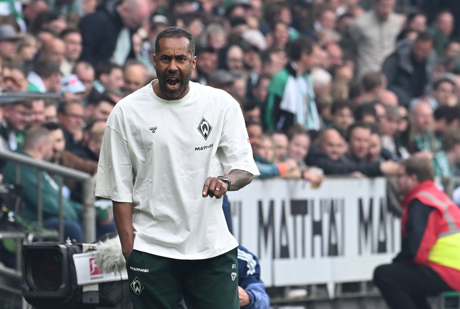 Nach dem Sieg im Nordderby will Werder-Trainer Daniel Thioune in Stuttgart jubeln. (Archivbild)