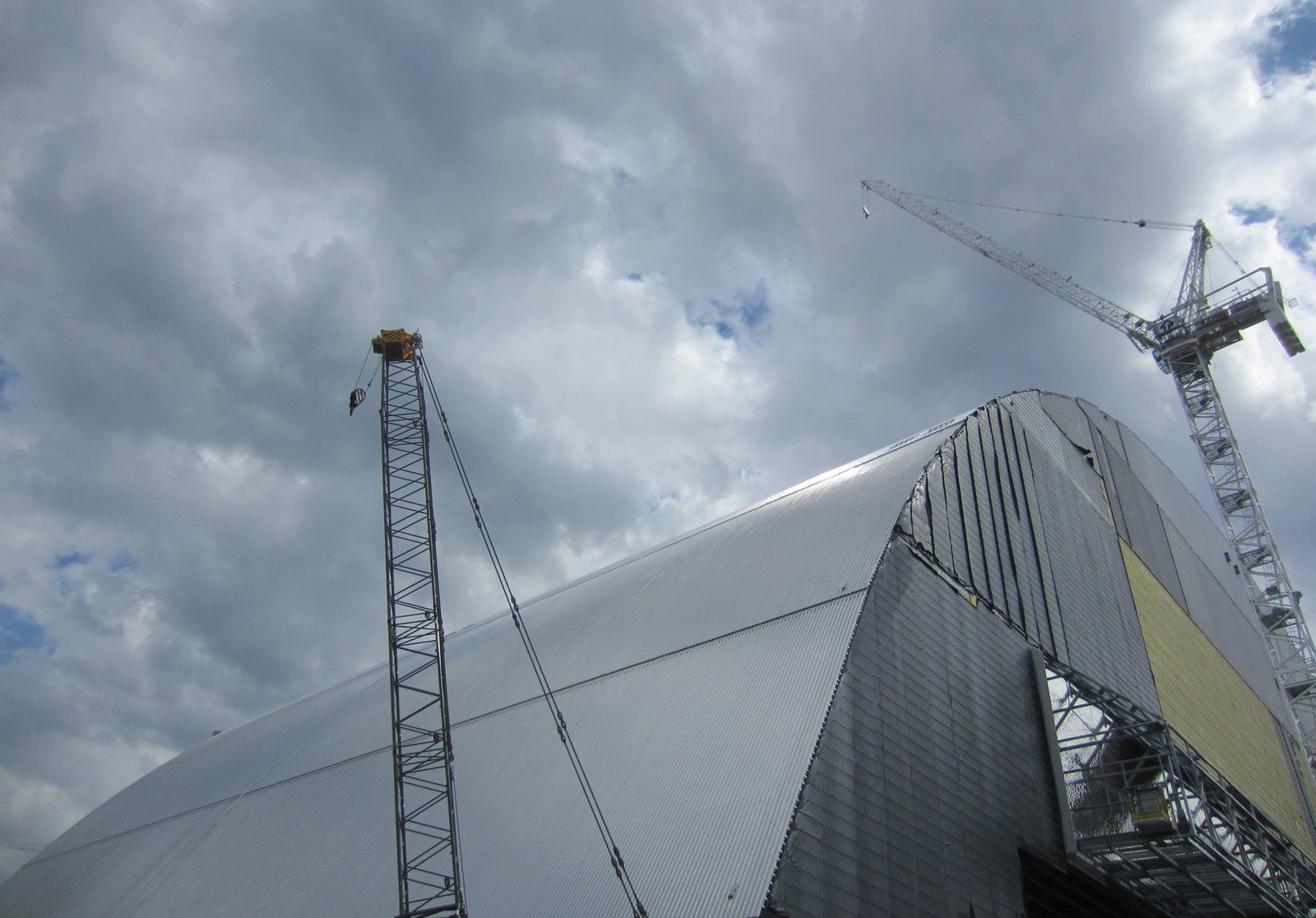 Aufwendig wurde 2016 eine neue Schutzhülle für den Katastrophenreaktor montiert. (Archivbild)