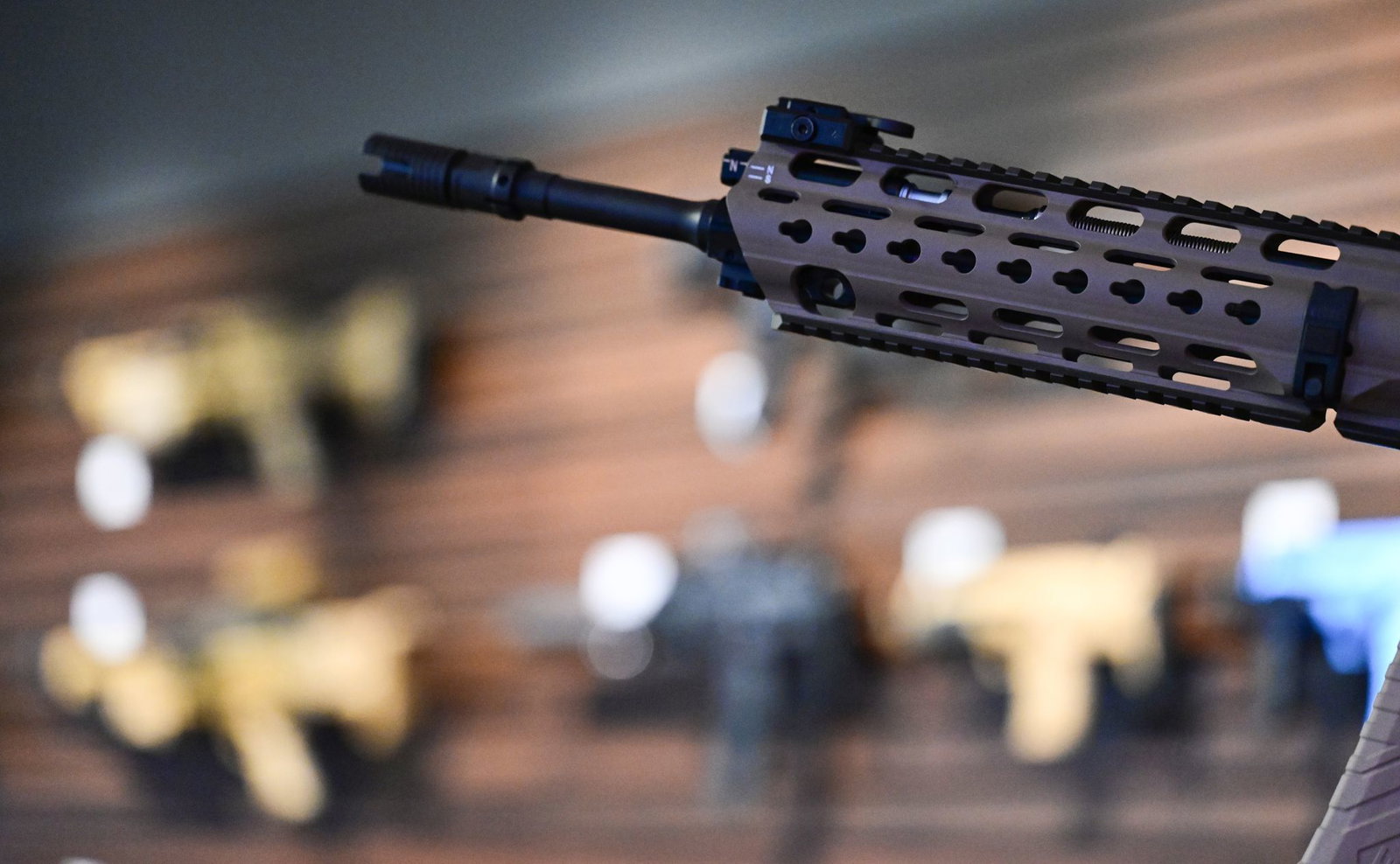 Ein Gewehr von Heckler & Koch in einem Ausstellungsraum der Firma in Oberndorf.