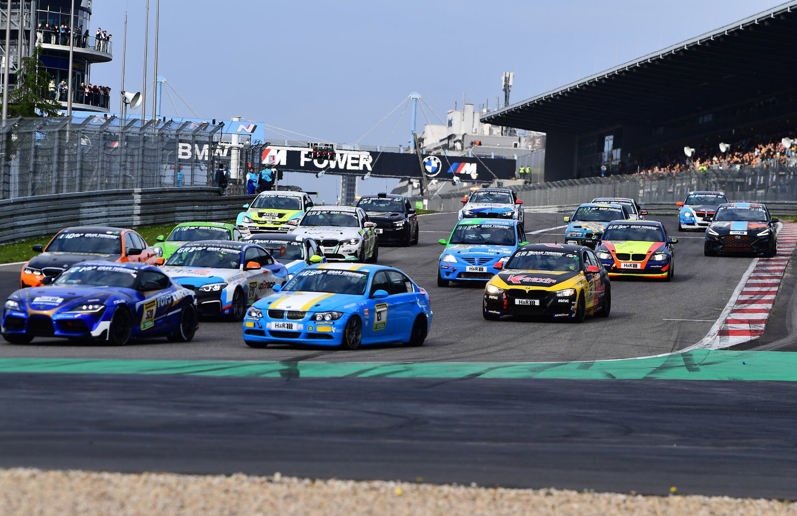 Auf dem Nürburgring gab es nach dem Start einen schweren Unfall mit mehreren Autos.