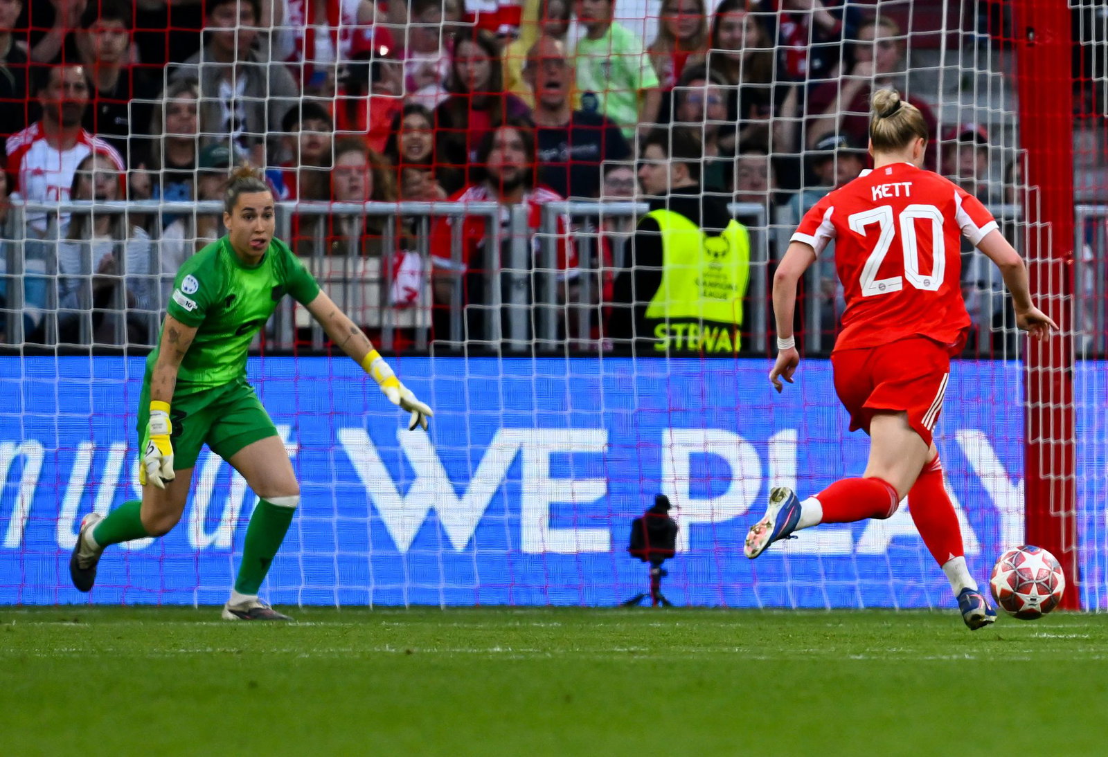 Bayern-Verteidigerin Franziska Kett traf in dieser Szene zum 1:1 - und sah kurz darauf Rot.