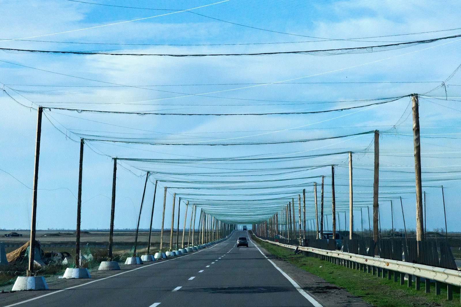 Netze über den Strtaßen bei Cherson sollen russische Drohnen abhalten. (Archivbild)