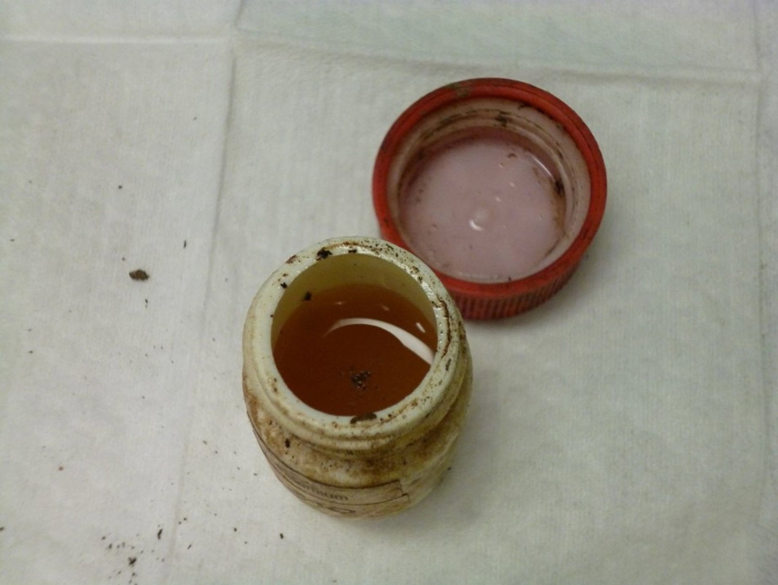 Dieser Behälter und sein Inhalt geben Fachleuten Rätsel auf.