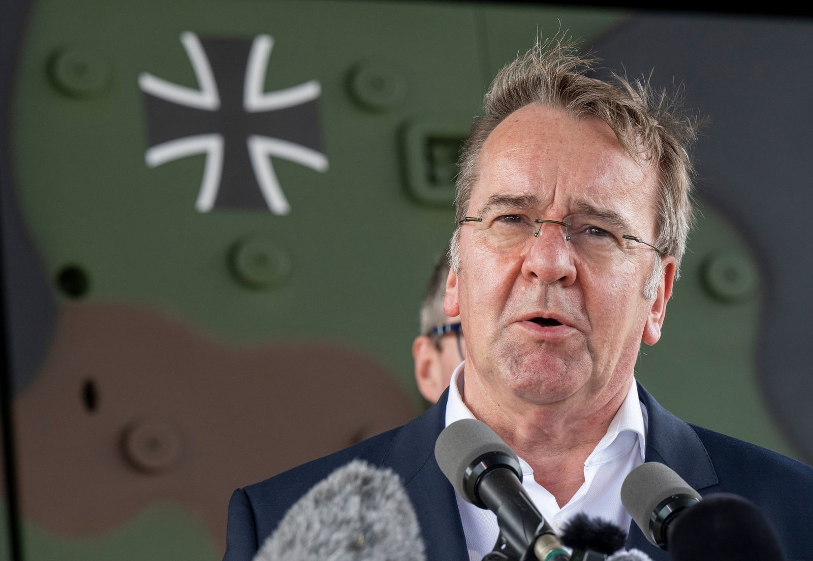 Männer der Altersgruppe 17 bis 45 brauchen nach Angaben von Verteidigungsminister Boris Pistorius (SPD) keine Genehmigung für lange Auslandsaufenthalte. 