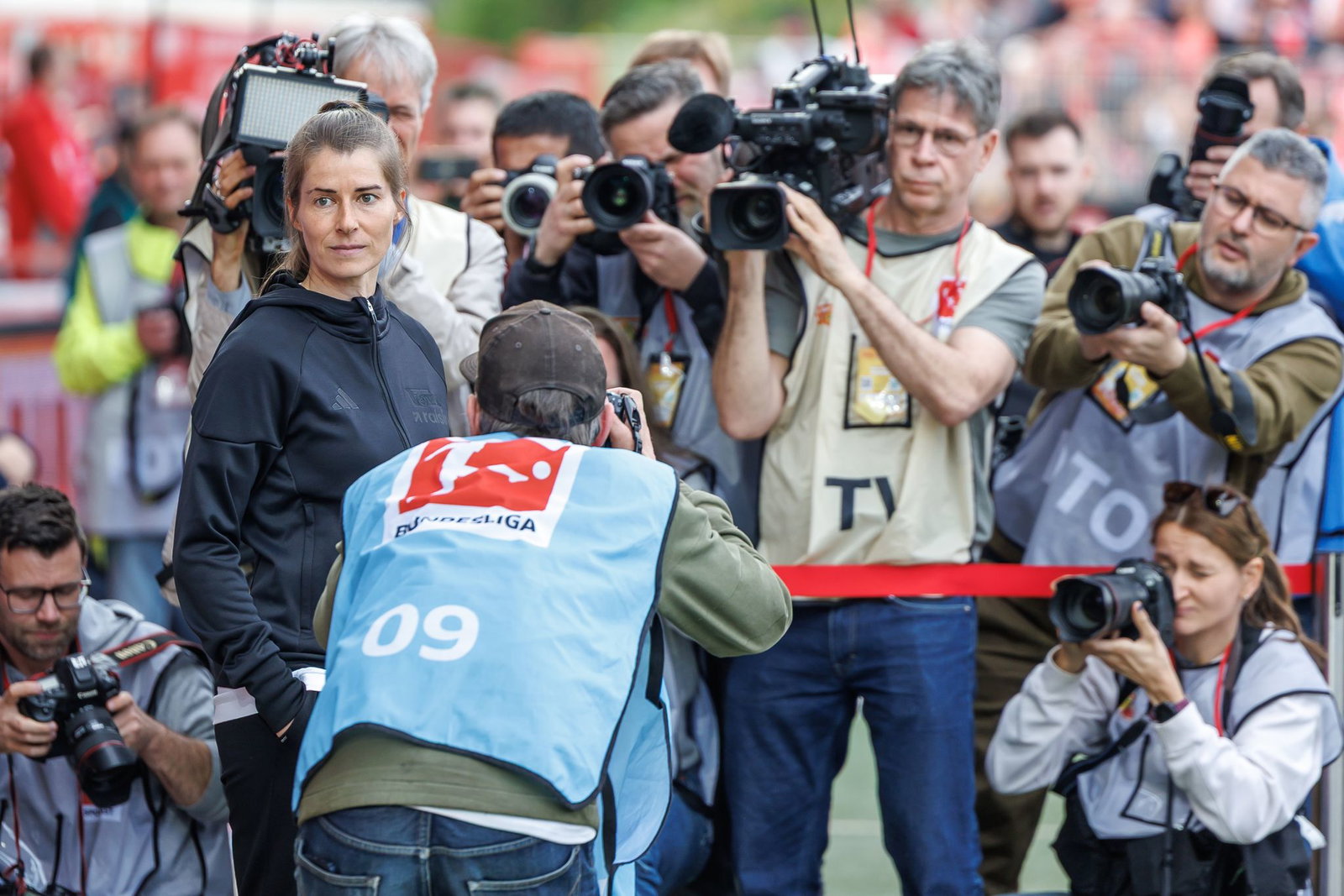 Auf Schritt und Tritt verfolgt: Marie-Louise Eta. 