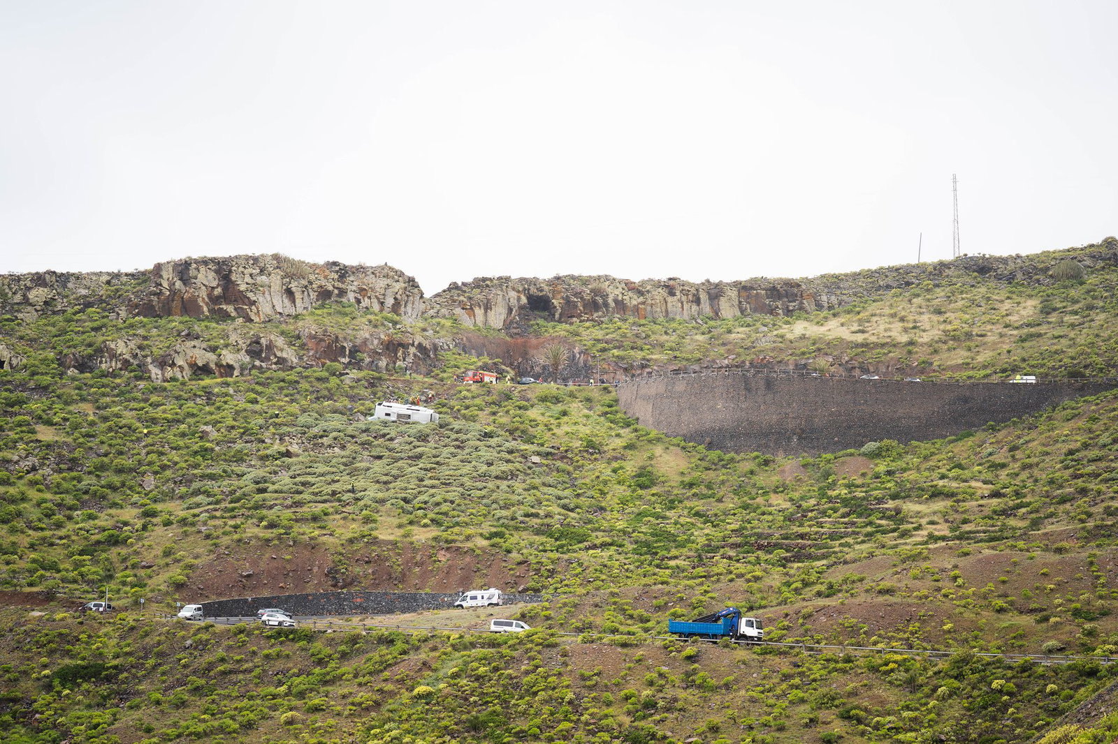 Der Unfall ereignete sich den amtlichen Angaben zufolge gegen 13.15 Uhr (Ortszeit, 14.15 MESZ) unweit der Inselhauptstadt San Sebastián de La Gomera.