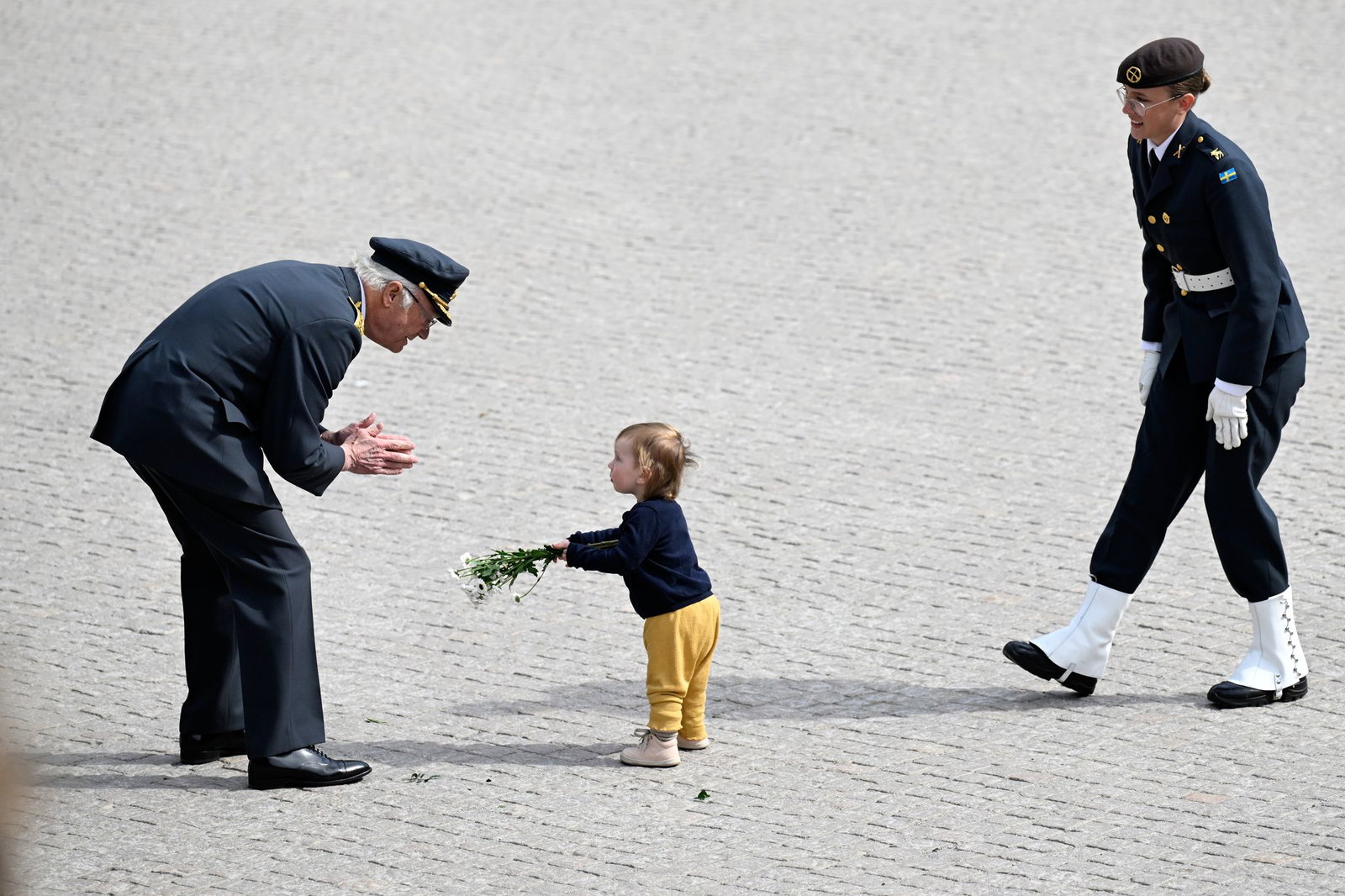 Blumen für den König: Ein kleines Kind gratuliert Carl Gustaf an seinem Ehrentag.