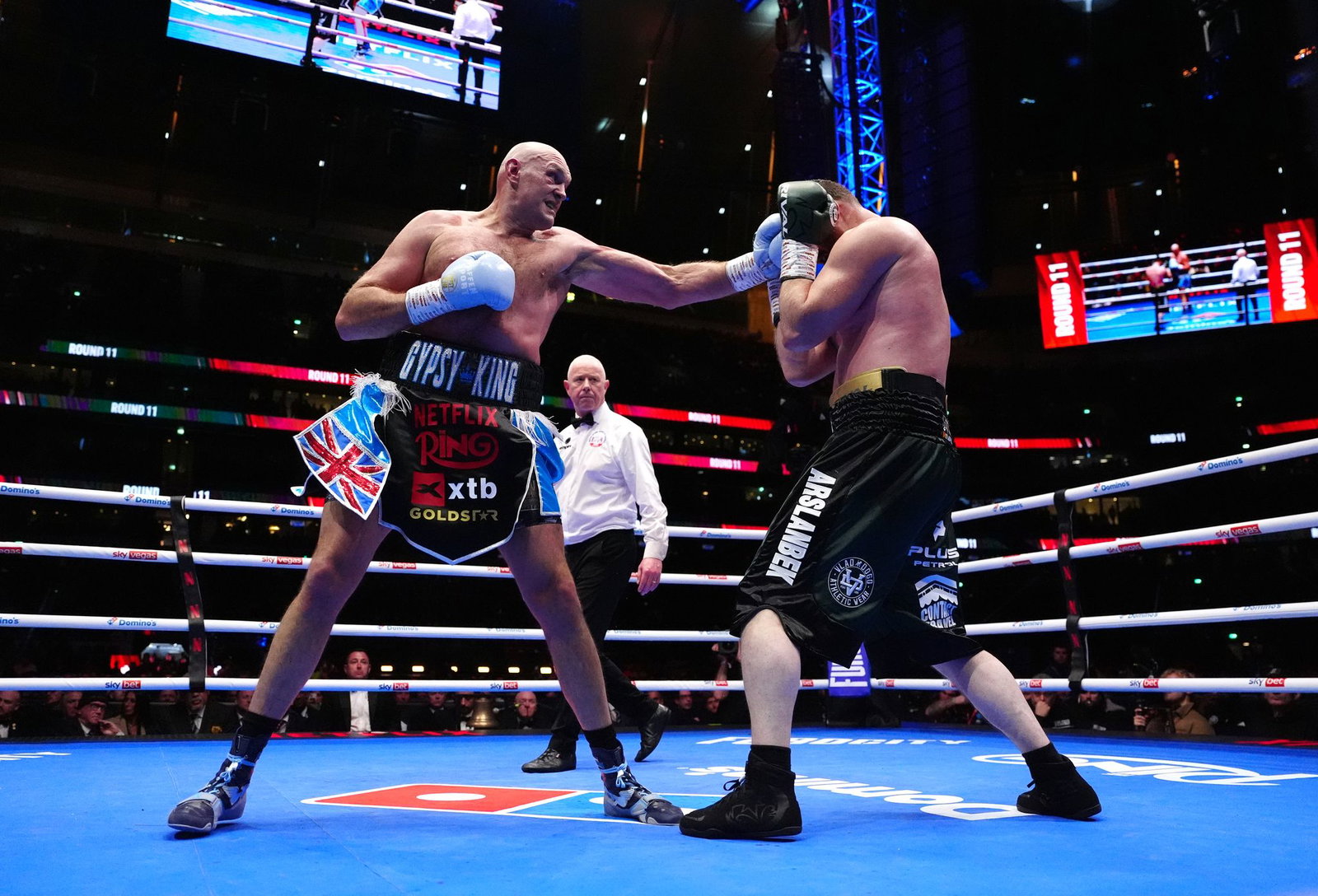 Ungefährdeter Sieg: Tyson Fury (l) im Ring gegen Arslanbek Machmudow.