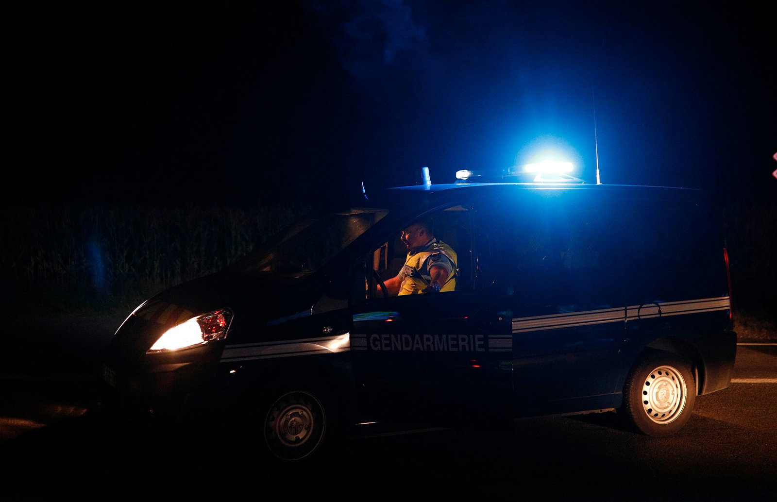 Ein mutmaßlicher Dieseldieb hat in der französischen Grenzstadt Forbach auf seiner Flucht ein Polizeiauto gerammt und einen Beamten verletzt. (Symbolbild)