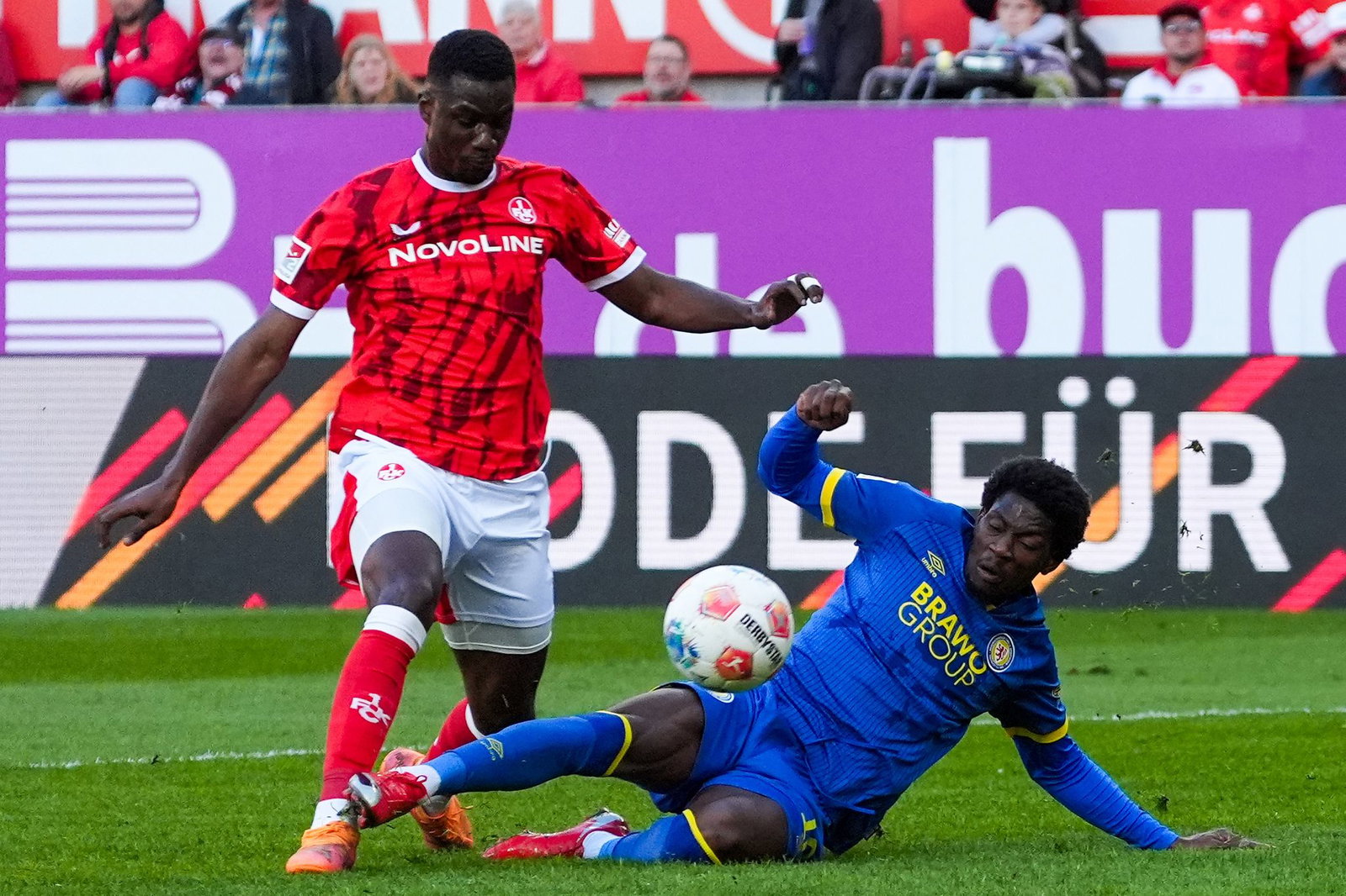 Im Zweikampf: Faride Alidou von Eintracht Braunschweig (r) und Maxwell Gyamfi vom 1. FC Kaiserslautern.
