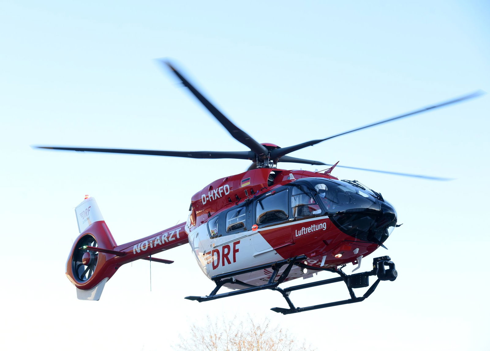 Ein Rettungshubschrauber brachte die Seniorin in eine Klinik (Symbolbild)