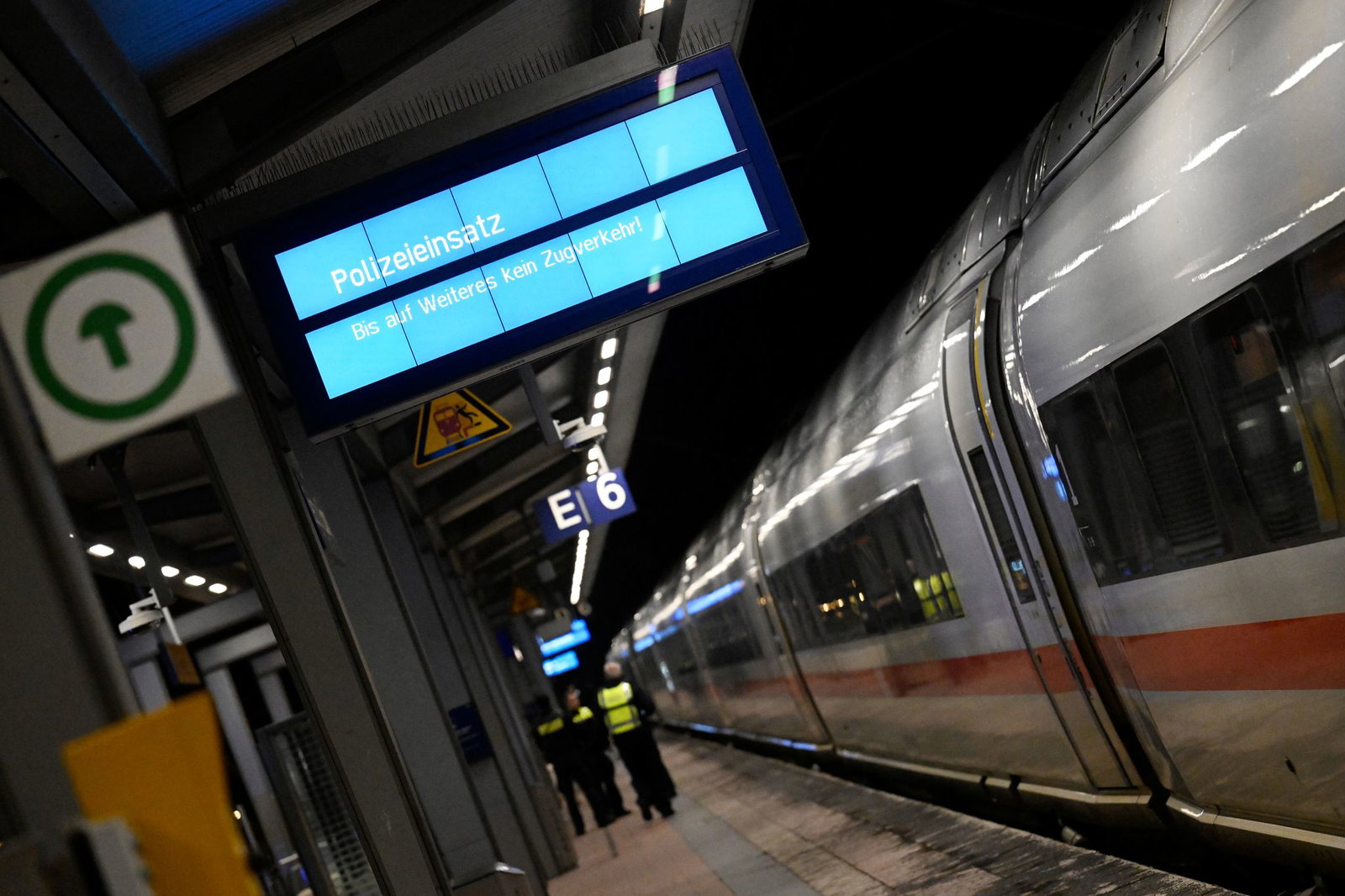 Das betroffene Gleis am Bahnhof wurde gesperrt. Das wirkte sich auch auf andere Züge im Fern- und Regionalverkehr aus.
