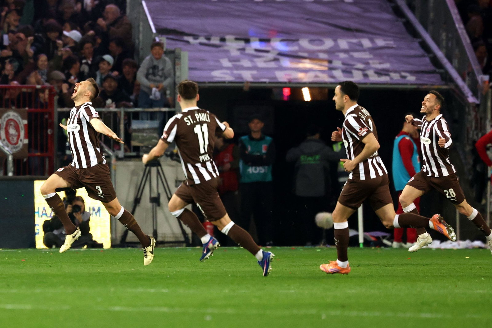 St. Paulis Karol Mets (l) feiert seinen Treffer zum 1:0 Treffer.