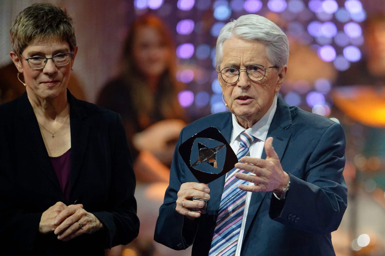 Preisträger Frank Elstner bei der Gala mit Annegret Kramp-Karrenbauer.