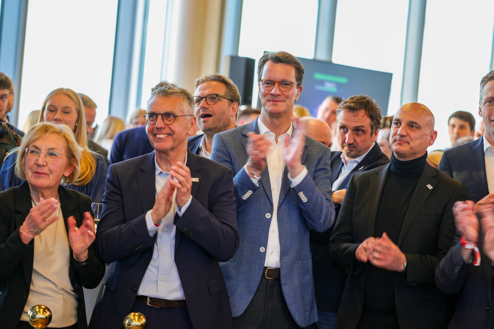 Ministerpräsident Hendrik Wüst (M) freut sich über 1,4 Millionen Teilnehmer am Olympia-Votum. 