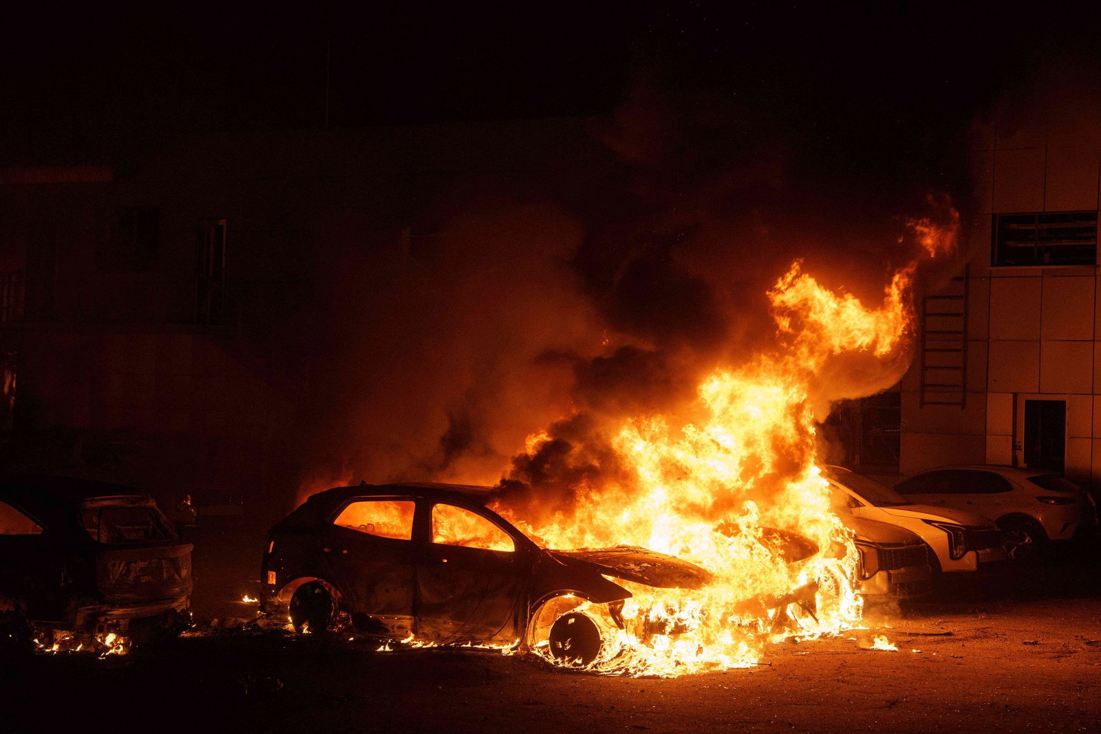 Zahlreiche Gebäude und Autos wurden nach Behördenangaben in der Ukraine bei russischen Angriffen beschädigt.