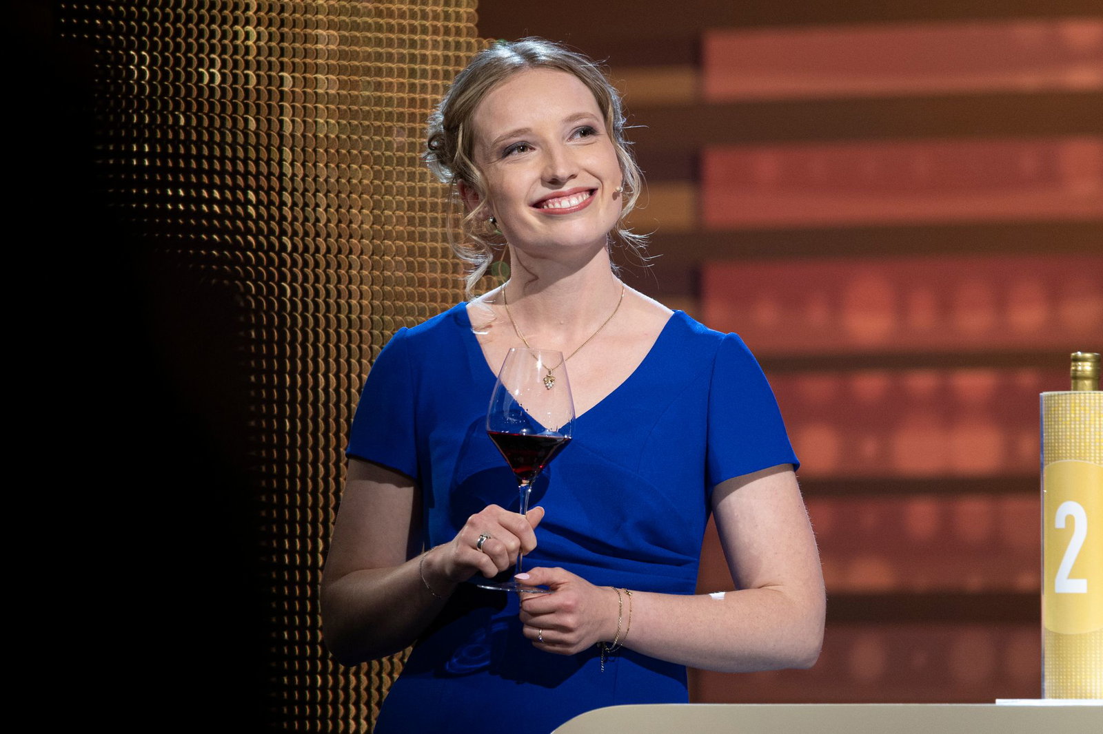 Die Deutsche Weinkönigin Anna Zenz führt eine Wandergruppe durch die Weinberge am Mittelrhein. (Archivbild)
