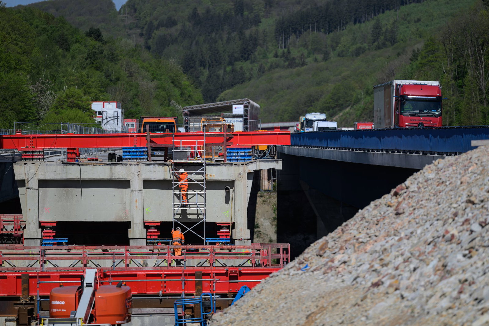 Die Brücken werden nicht gesprengt, sondern Stück für Stück zurückgebaut.