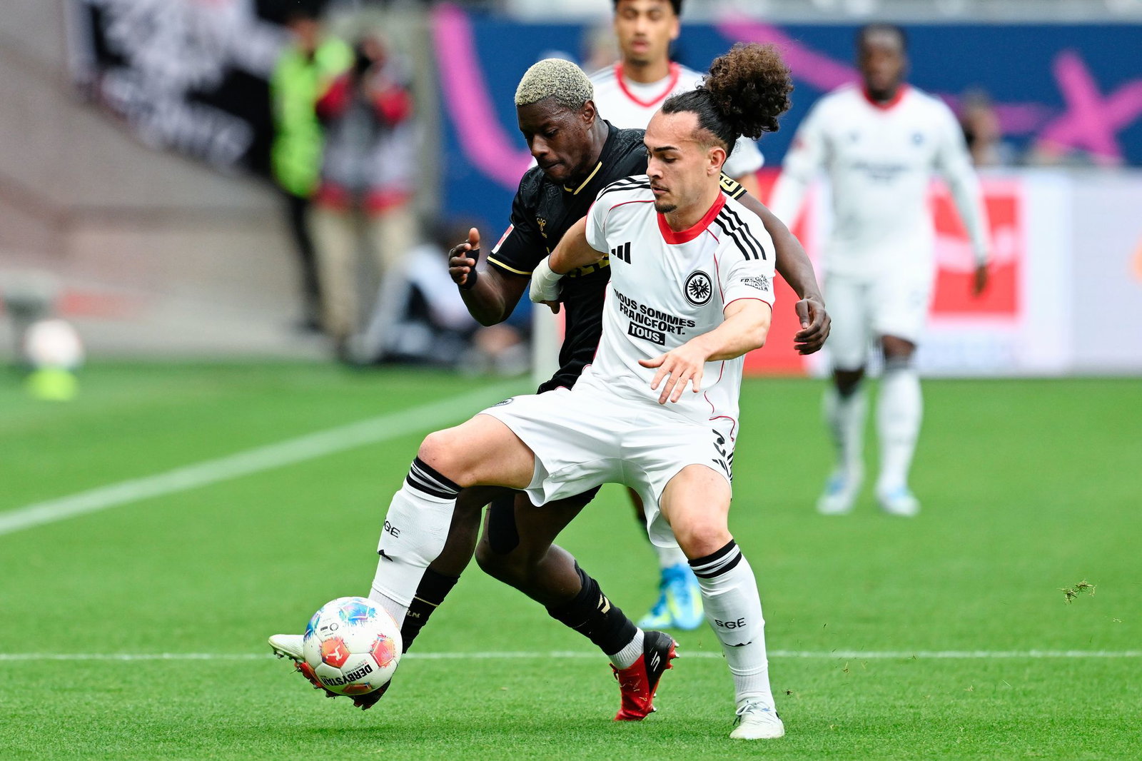 Der 1. FC Köln um Ragnar Ache (l) hatte gegen Eintracht Frankfurt um Arthur Theate früh im Spiel eine Topchance.