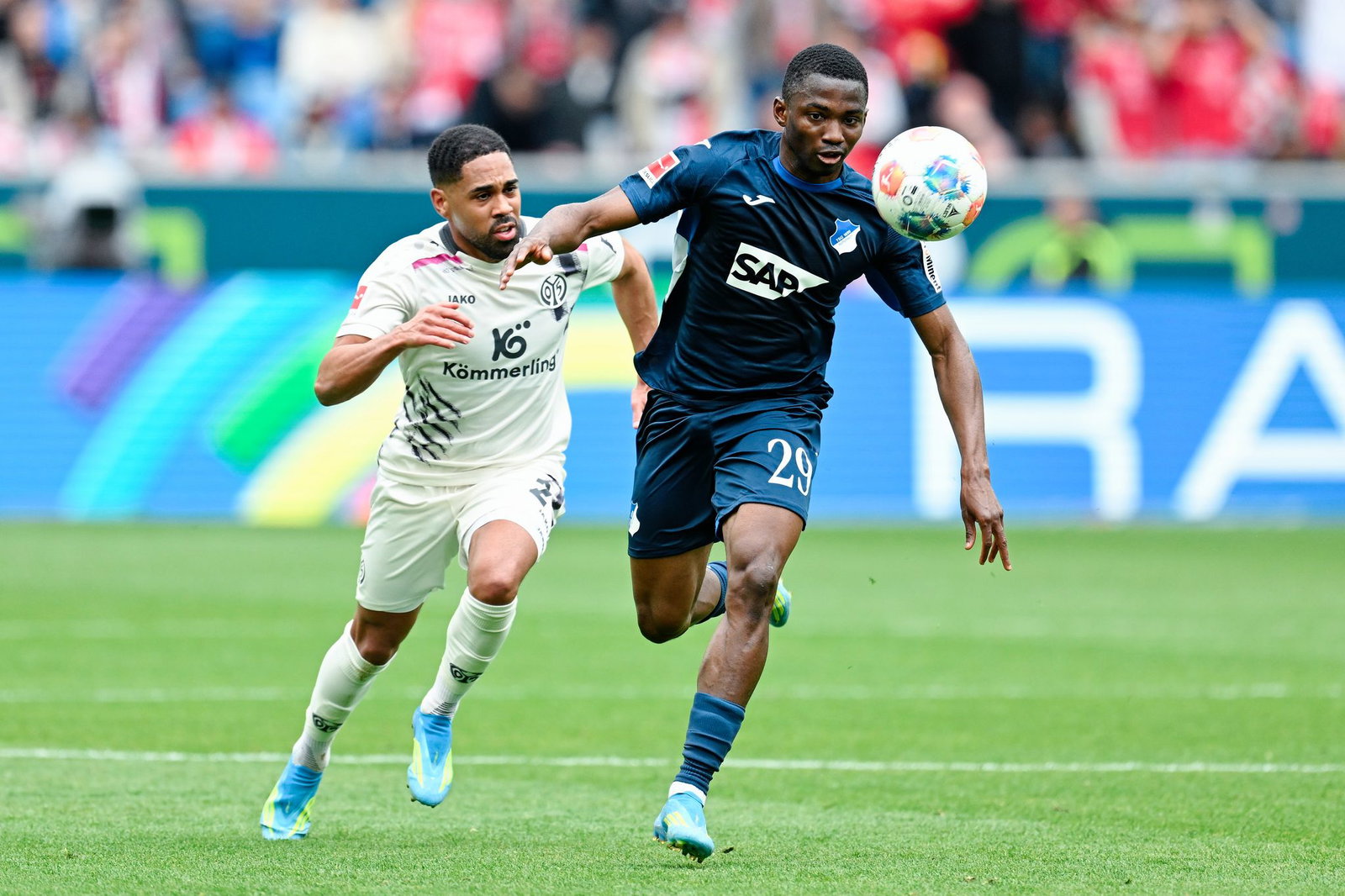 Hart umkämpfte Partie: der Mainzer Phillipp Mwene (l.) versucht,  Bazoumana Touré zu stoppen. 