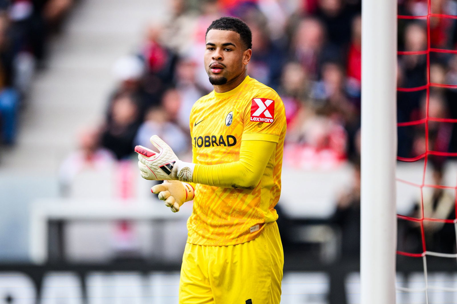 Verlässt er Freiburg im Sommer? Stammkeeper Noah Atubolu. (Archivbild)