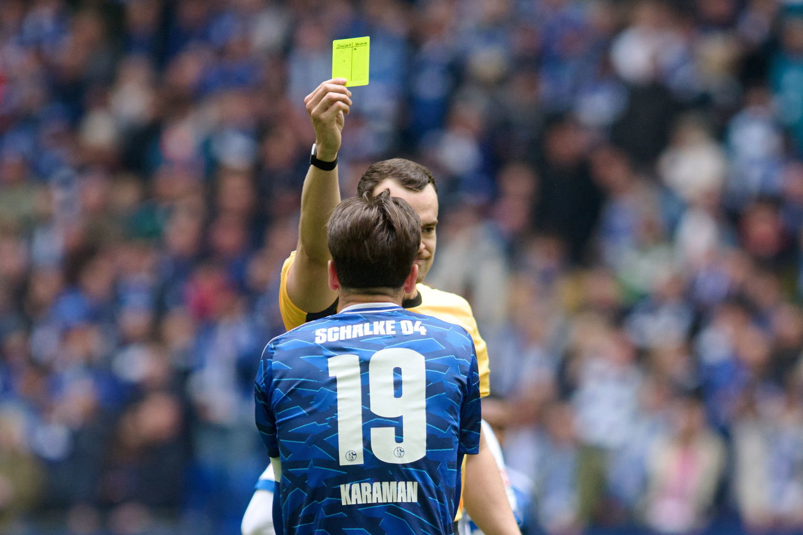 Diese gelbe Karte im Spiel gegen Karlsruhe bedeutete für Schalkes Kapitän und Toptorschützen  Kenan Karaman, dass er im Spitzenspiel in Elversberg gesperrt ist (Archivbild).