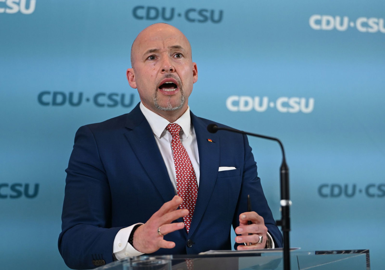 Auch CSU-Landesgruppenchef Alexander Hoffmann pocht auf Reformen statt Schulden. (Archivbild)