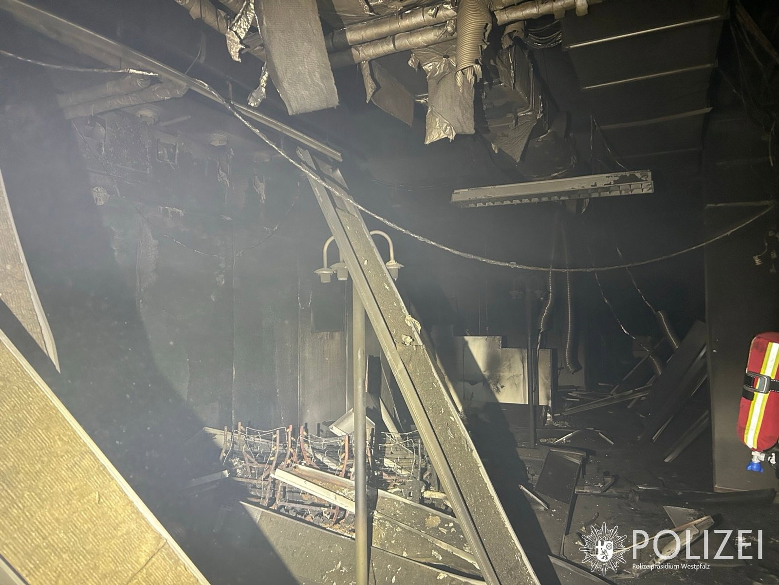 Als die Feuerwehr eintraf, waren die Flammen bereits von selbst erloschen.