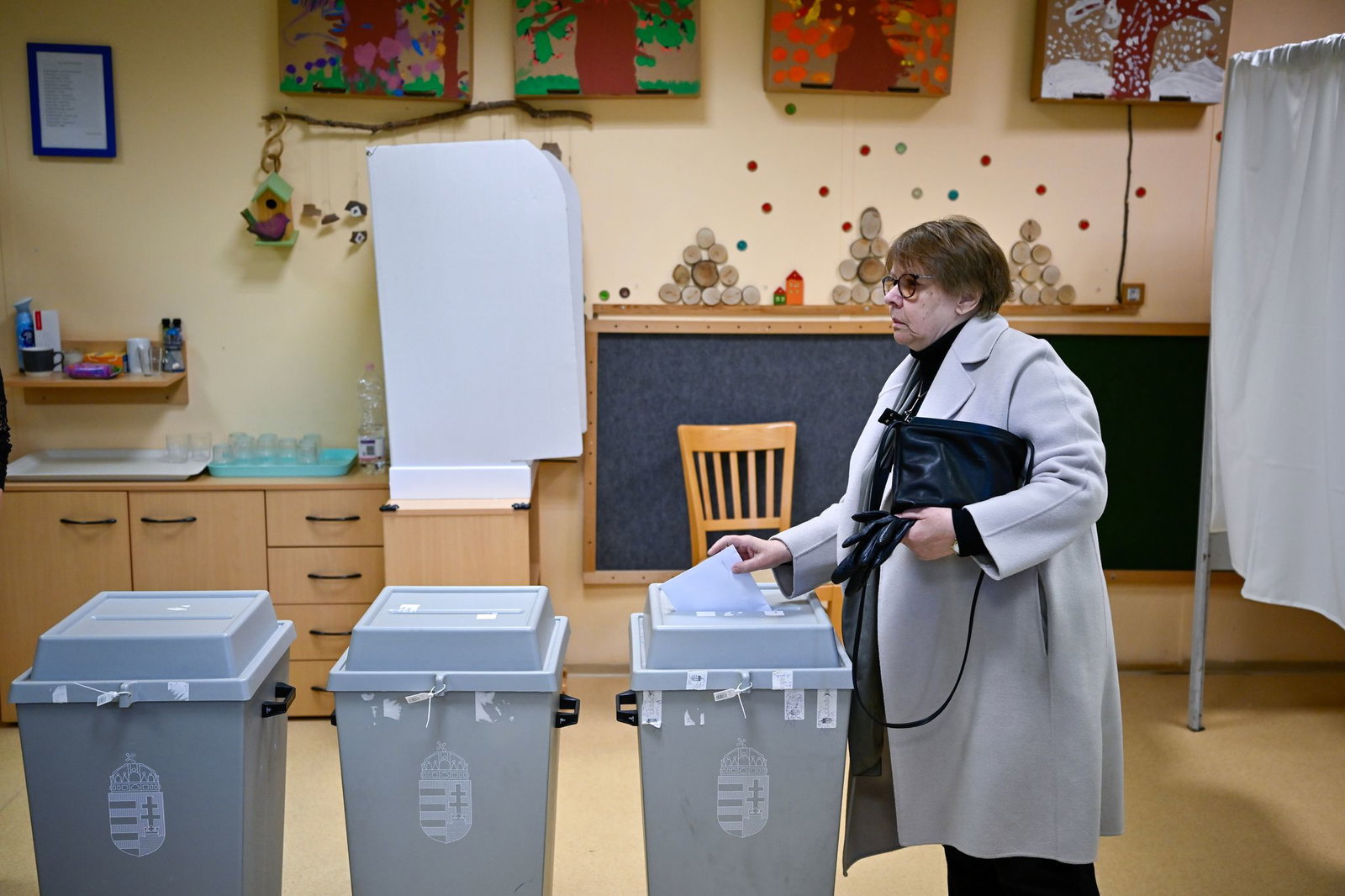 Eine Frau gibt am Morgen ihre Stimme in einem Wahllokal in Budapest ab.