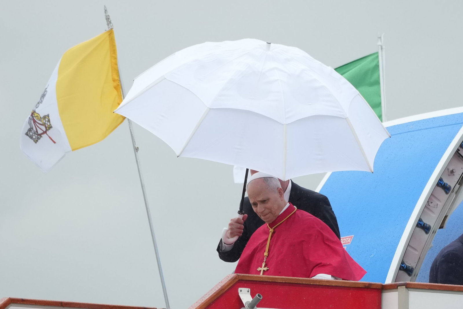 Zum Auftakt einer Afrika-Reise wurde Papst Leo XIV. von Kritik aus dem Weißen Haus überrascht.