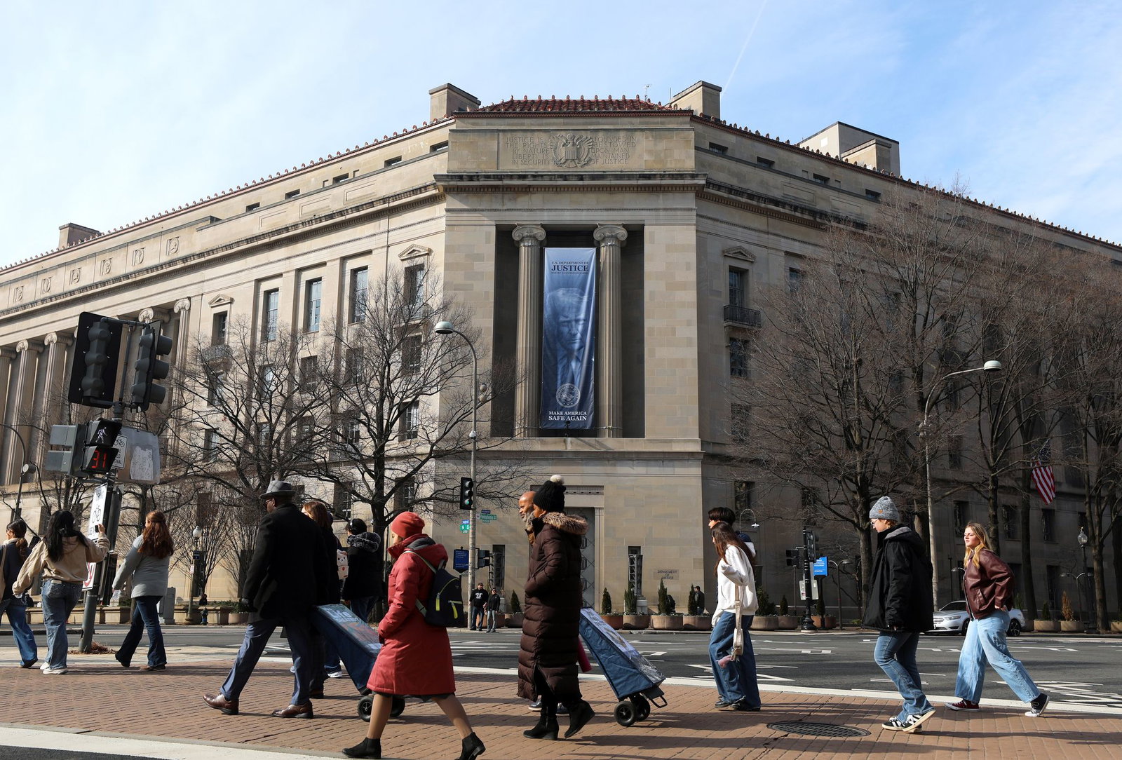 Ein meterlanges Trump-Banner hängt an der Fassade des US-Justizministeriums. (Archivbild)