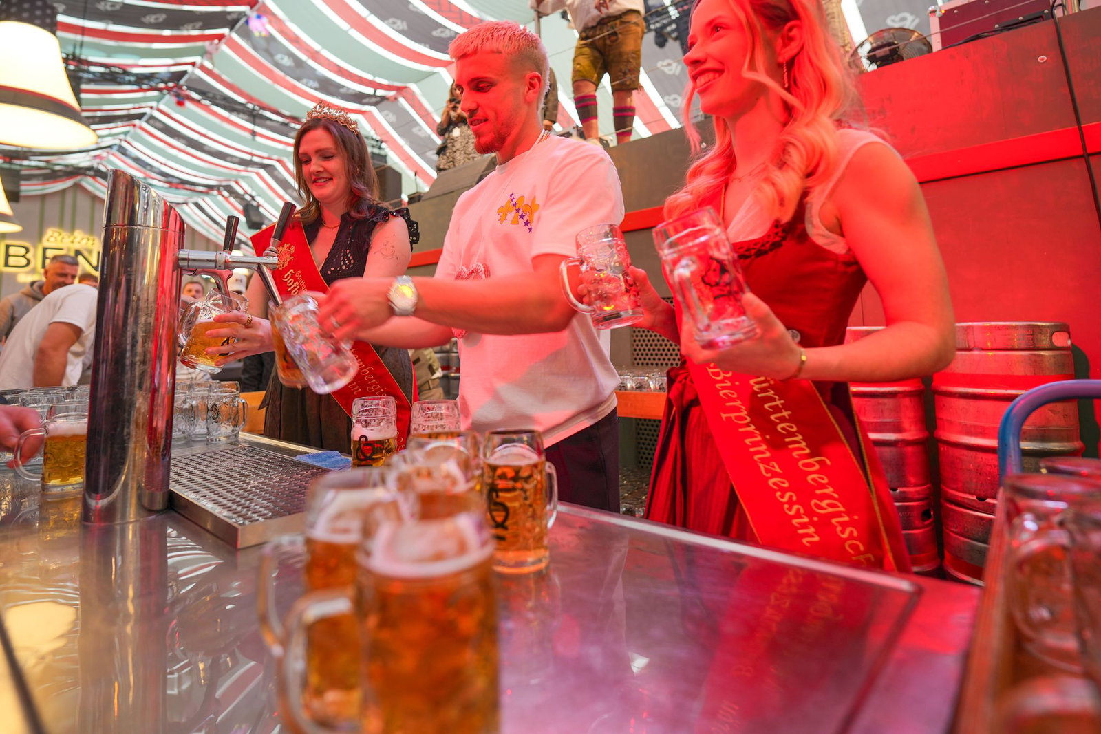 VfB-Profi Ermedin Demirovic auf dem Stuttgarter Frühlingsfest.