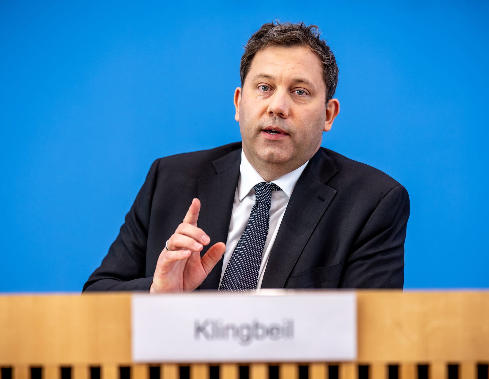 Der Finanzminister legt einen unfertigen Entwurf vor.