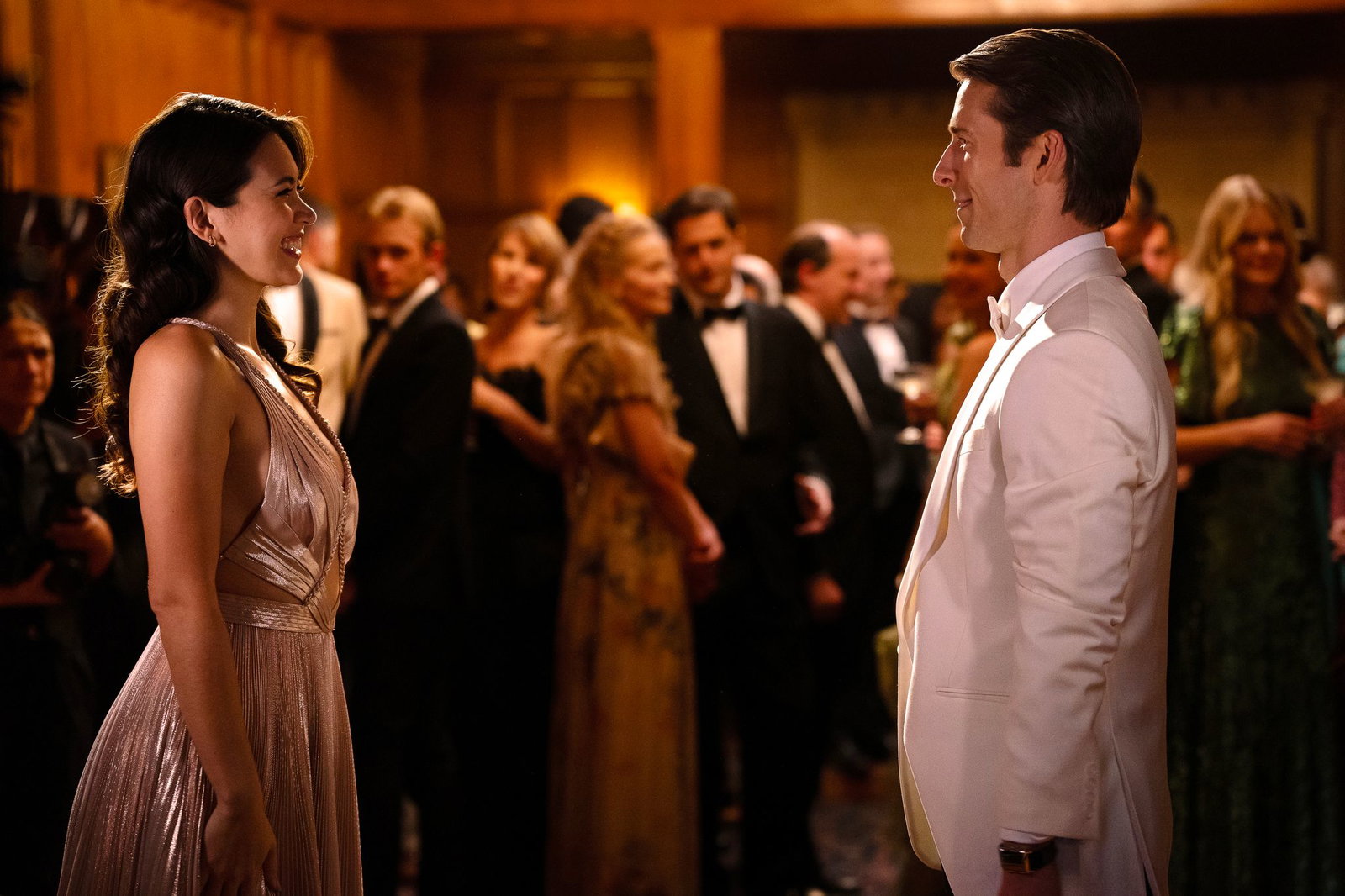 Henwick (l) und Powell im Film  Films «How to make a Killing - Todsicheres Erbe». (Handout)