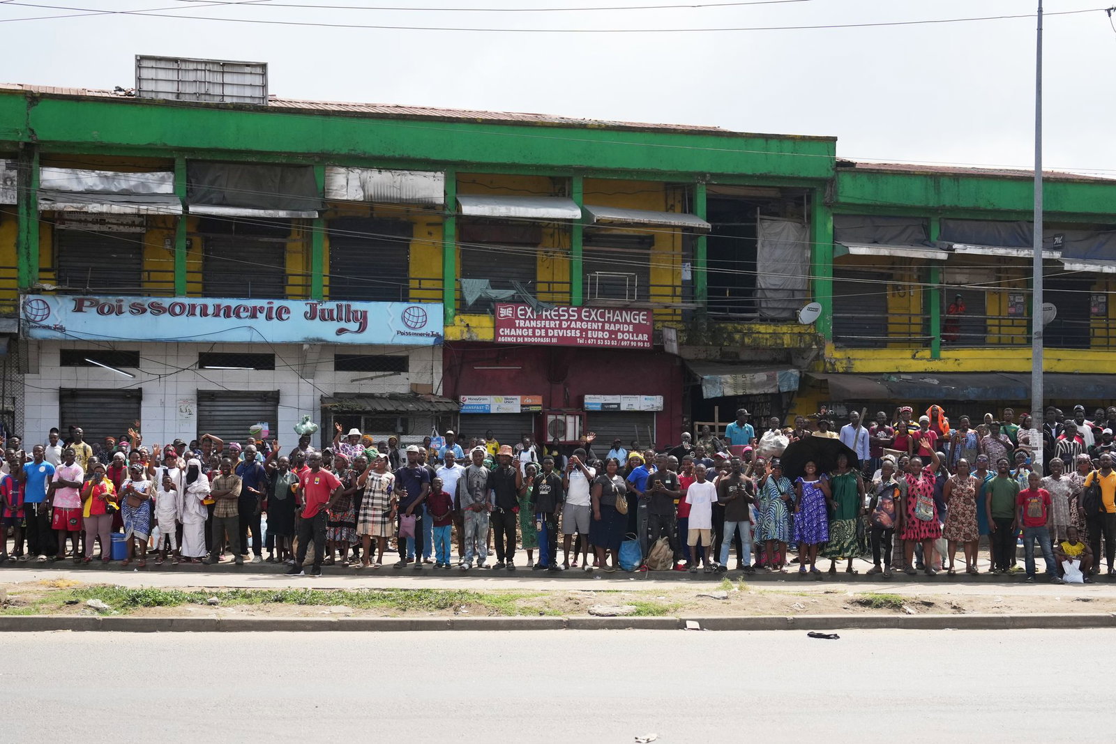 Zehntausende säumen den Weg von Papst Leo XIV. in Kamerun.