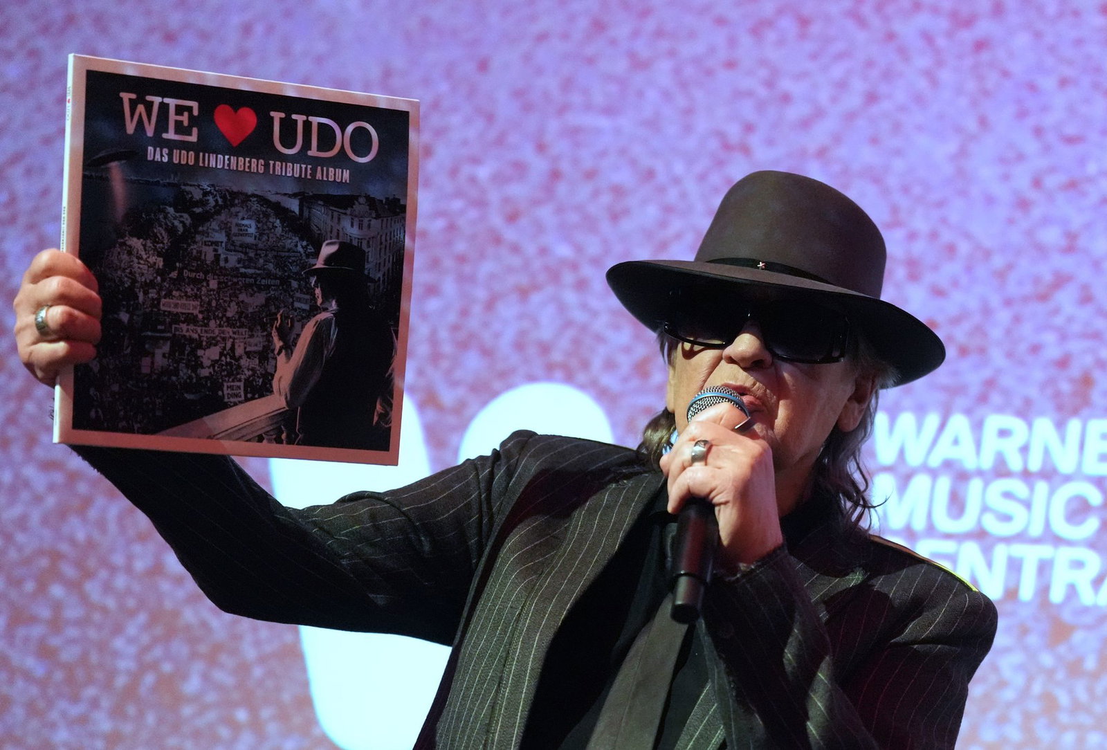 Udo Lindenberg wird im Mai 80 – zum Geburtstag hat er vorzeitig ein Album mit seinen Liedern geschenkt bekommen. Die Klassiker und teils unbekannten Songs wurden dafür komplett neu interpretiert.