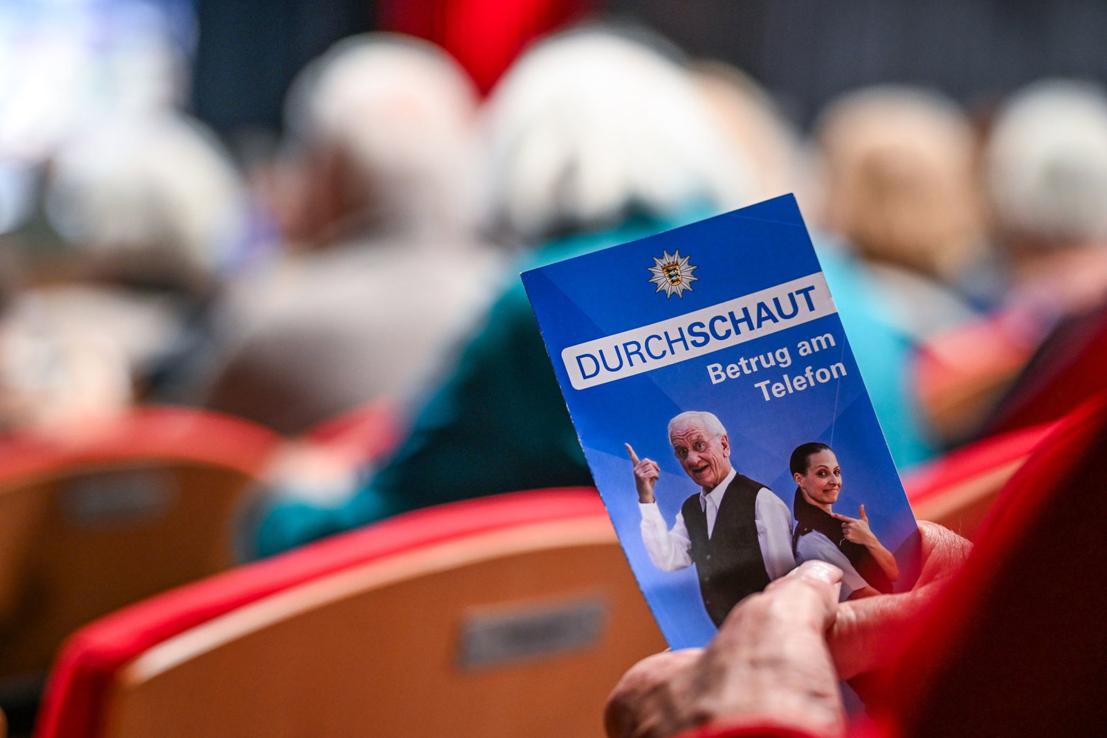 Trickbetrug als Theaterstück soll helfen, Senioren davor zu bewahren. 