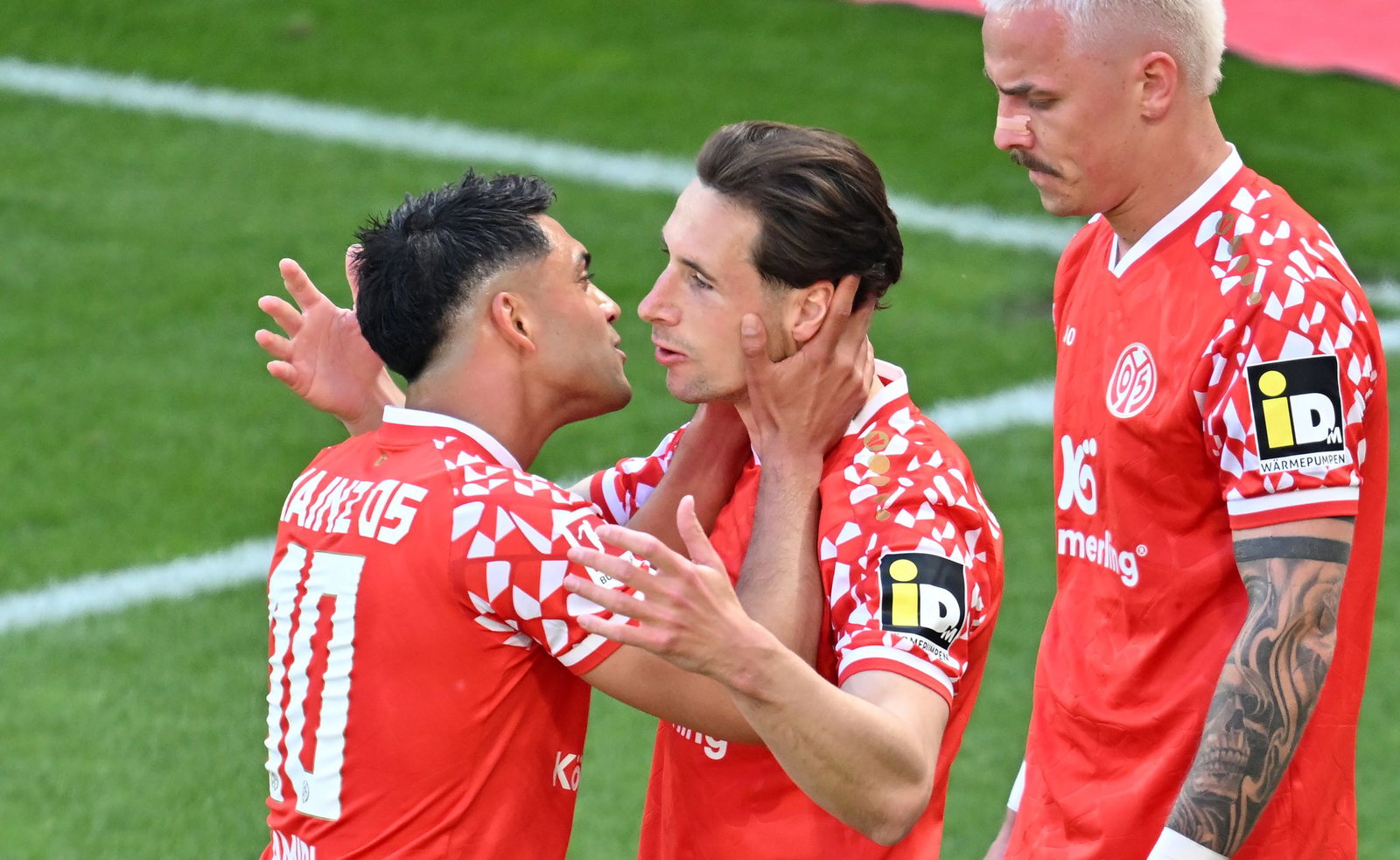 Küsschen für den Mainzer Torschützen zum 1:0: Nadiem Amiri (l) freut sich mit Dominik Kohr.