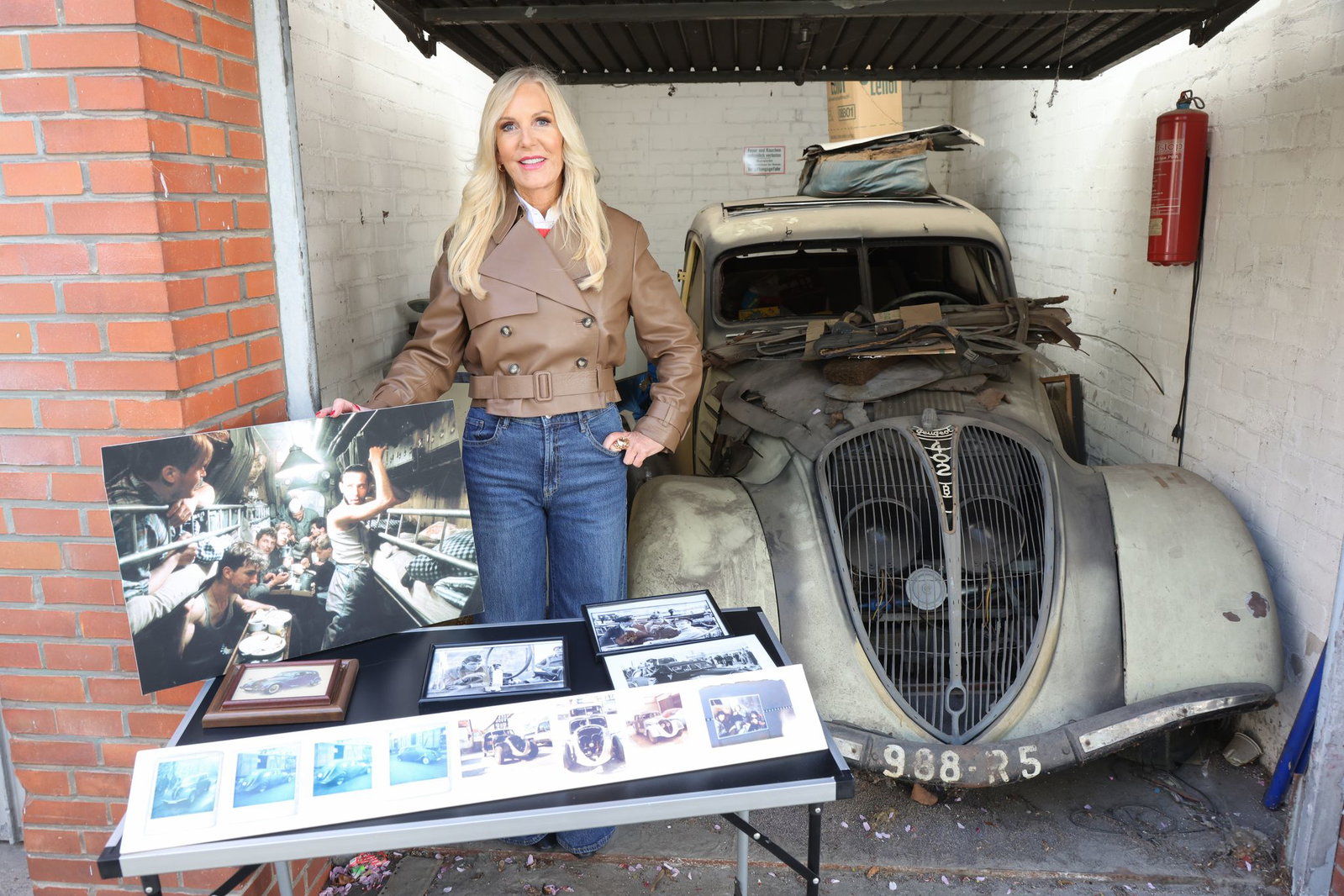 Marion Fedder, die Witwe von Jan Fedder hat den alten Peugeot 402 aus dem Filmklassiker «Das Boot» in einer Garage gefunden. 