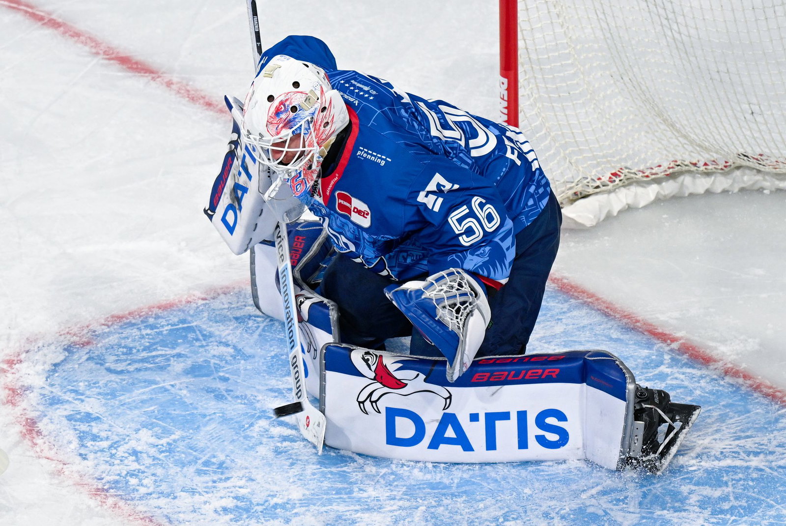 Die Adler um Torwart Maximilian Franzreb stehen im DEL-Finale. (Archivbild)