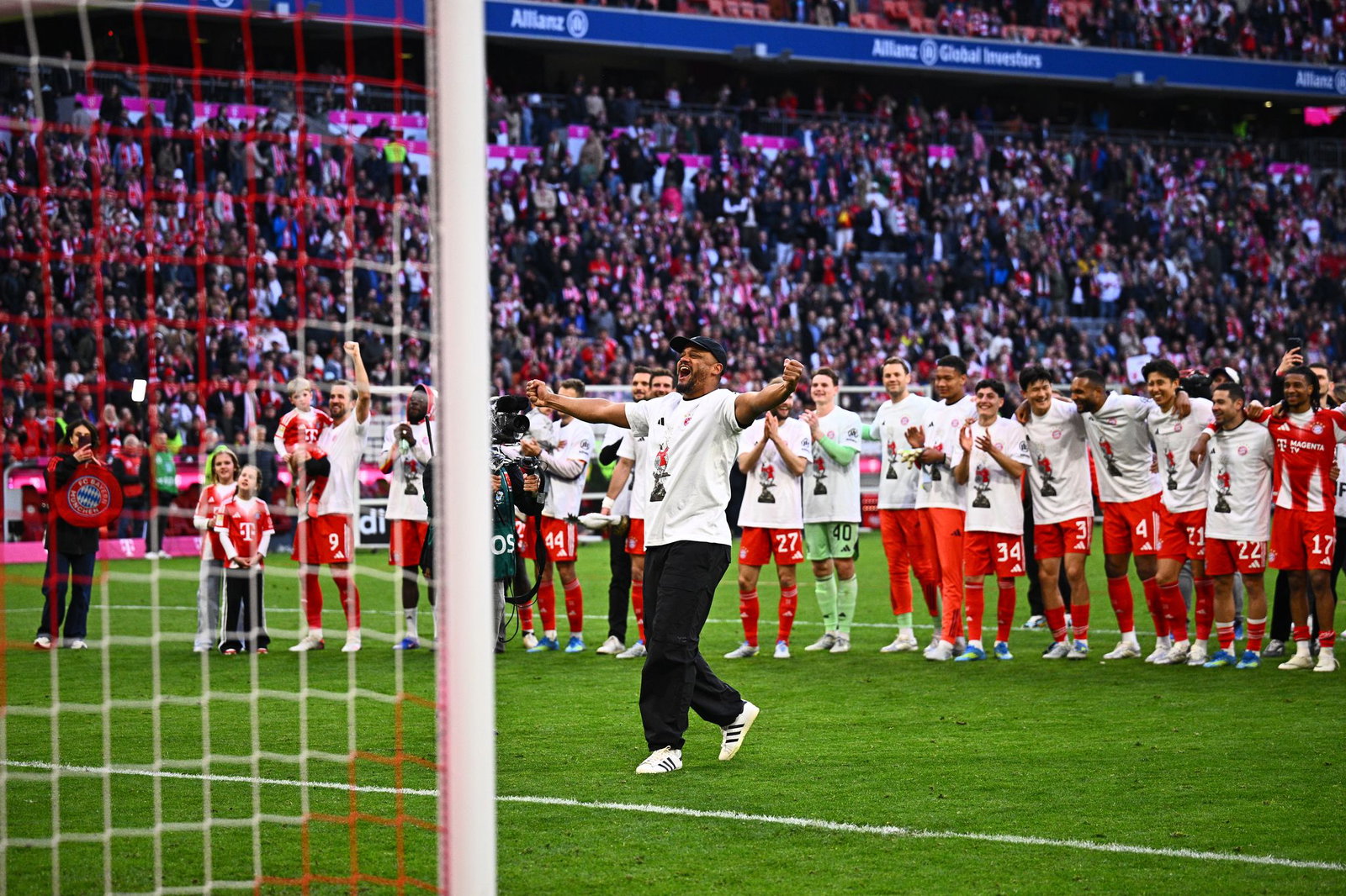 Vincent Kompany geht nach der gewonnenen Meisterschaft aus sich heraus.