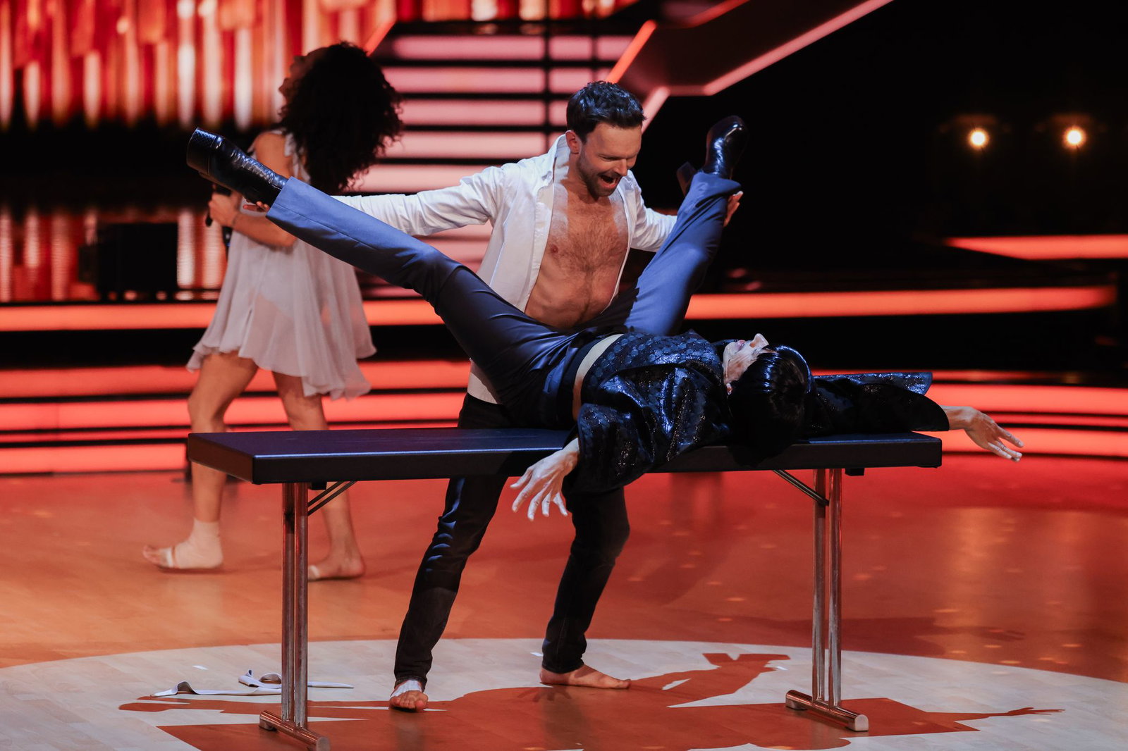 Ungewöhnliche Szene: Jurymitglied Jorge González liegt auf einem Tisch.