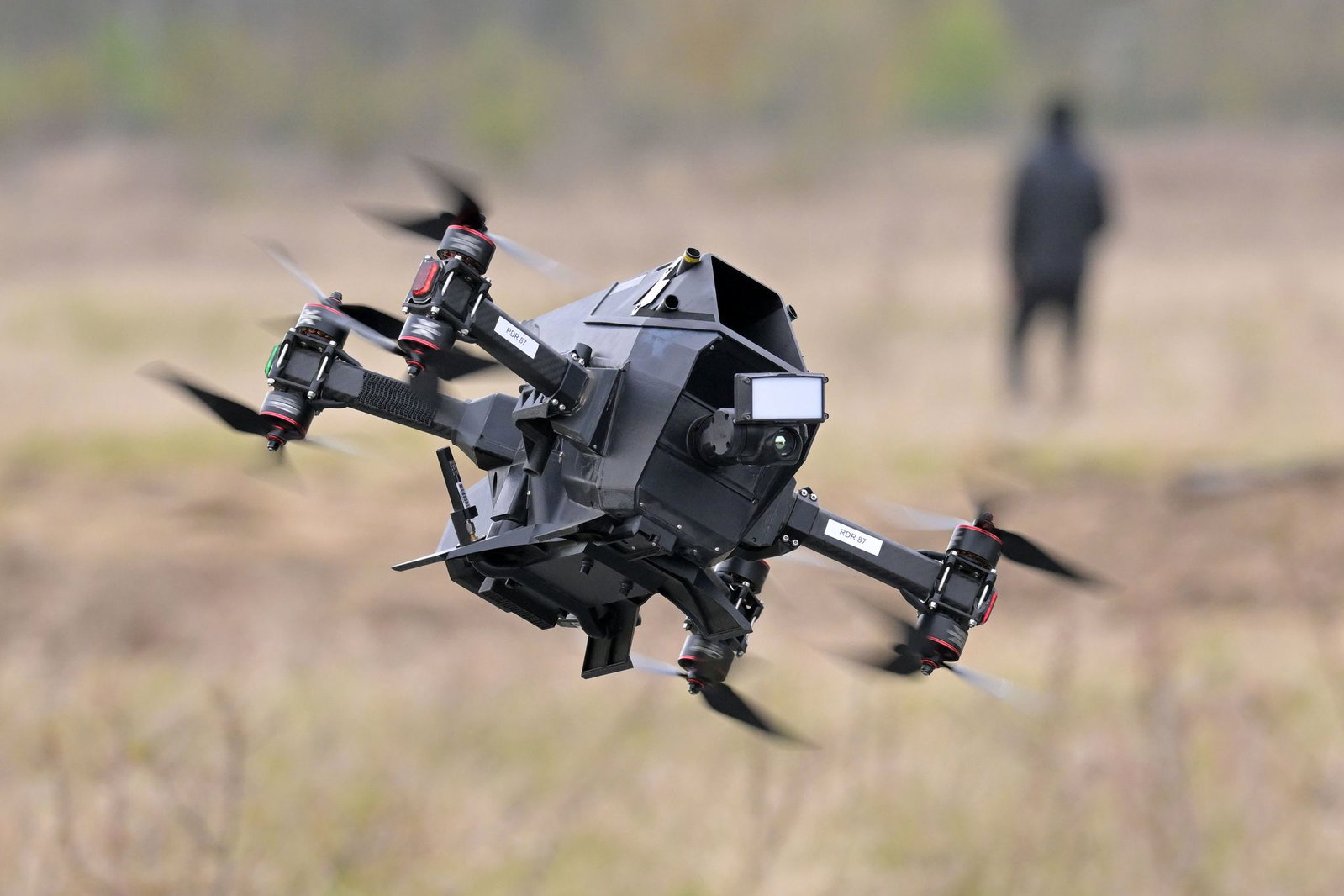 Ein neues Joint Venture in Brandenburg an der Havel unter anderem mit dem Druckmaschinenhersteller Heidelberg demonstriert die Technik einer Abfangdrohne. 