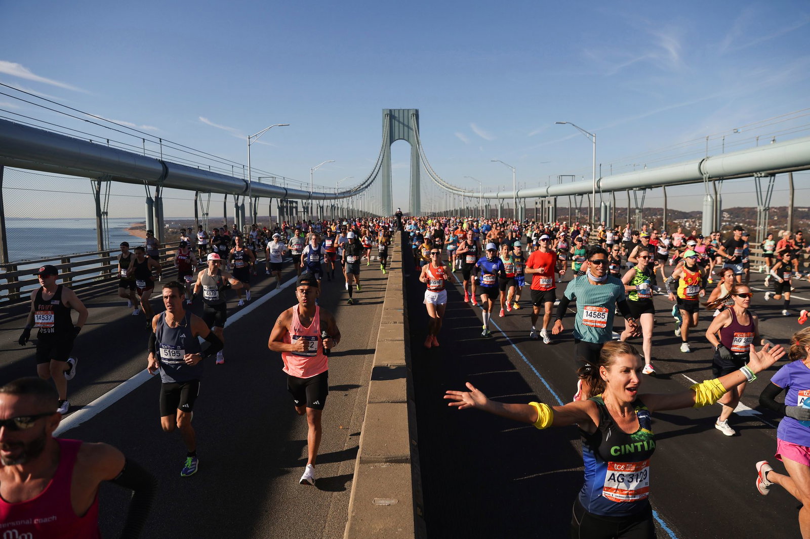 Läufer überqueren die Verrazzano Narrows Bridge beim New York City Marathon (Archivbild).