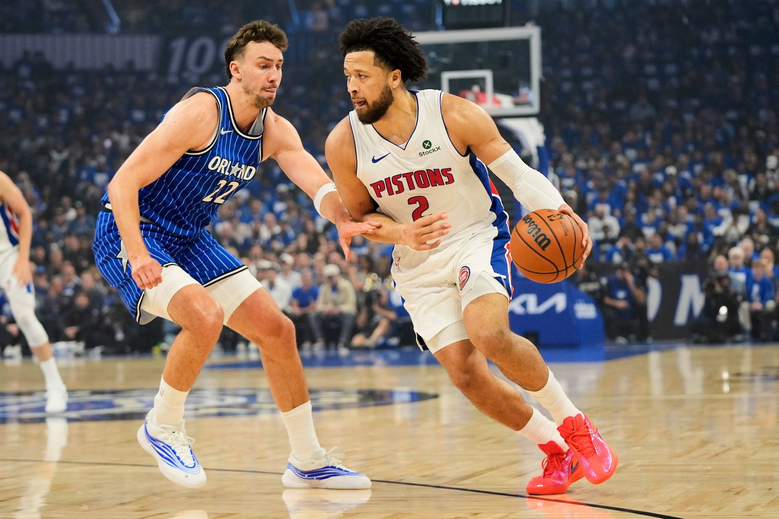 Mit Franz Wagner (links) auf dem Feld waren die Magic den Pistons klar überlegen.