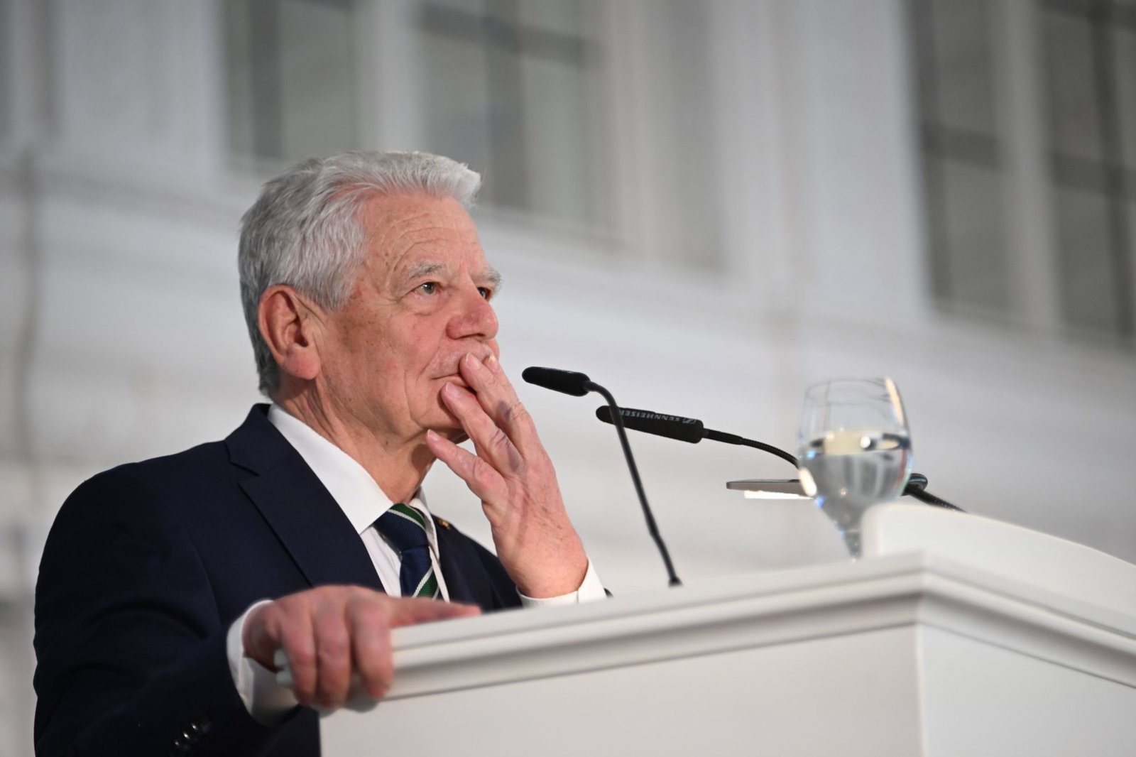 Alt-Bundespräsident Joachim Gauck würdigte Kretschmann als kulturprägend im Südwesten.