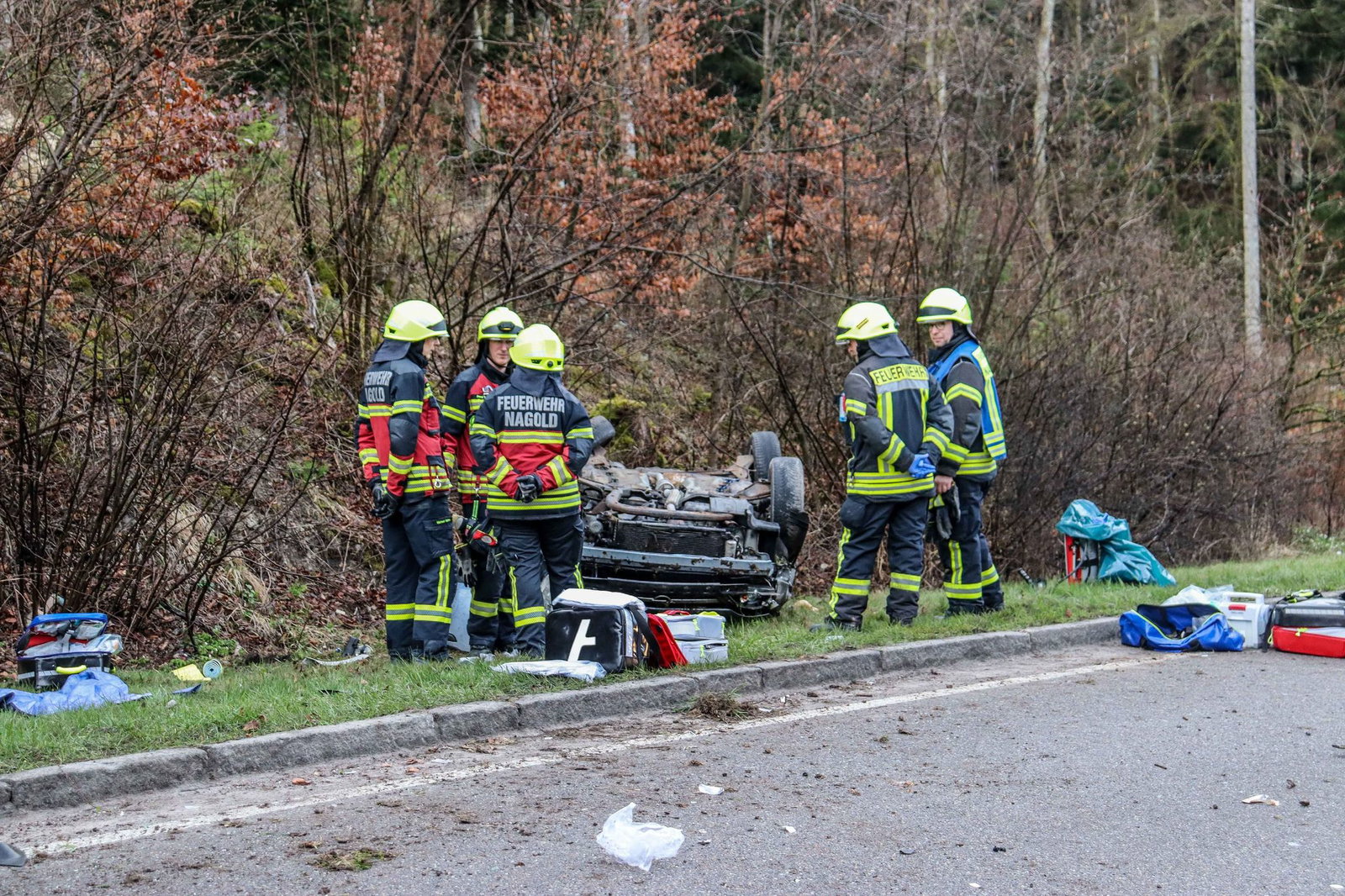 Nach mehreren Überschlägen bleibt der Wagen der jungen Frauen auf dem Dach liegen. 