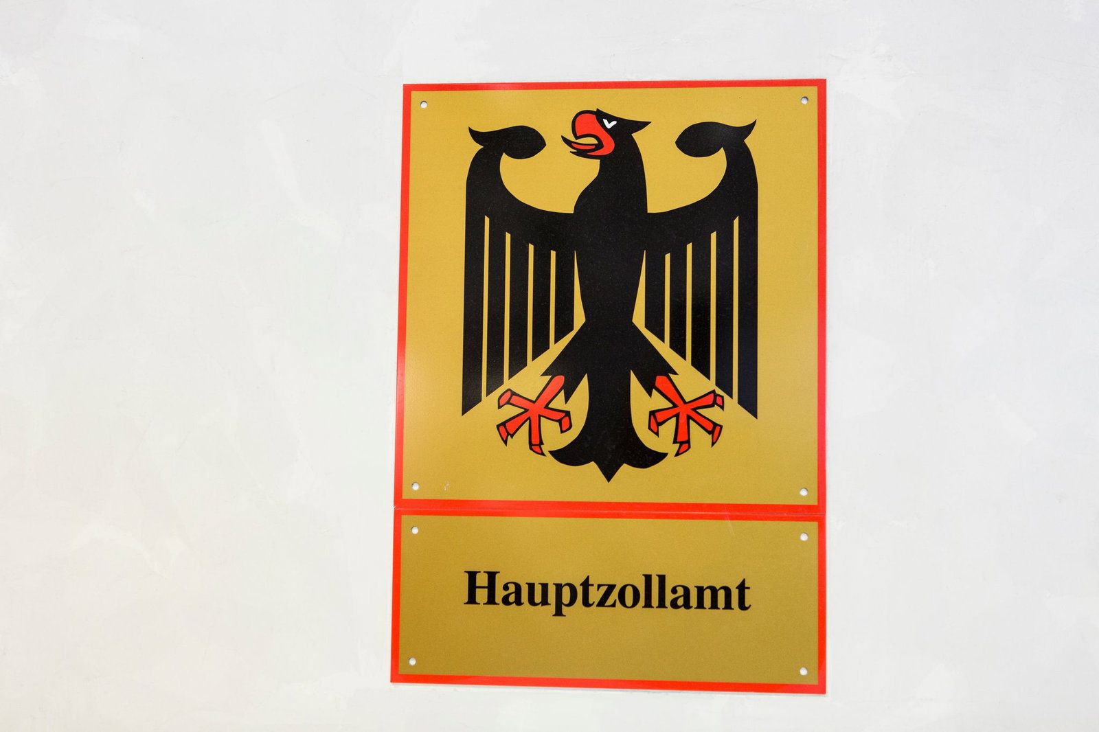 Die Beamten behielten die mutmaßlich geschmuggelten Gegenstände. (Symbolbild)