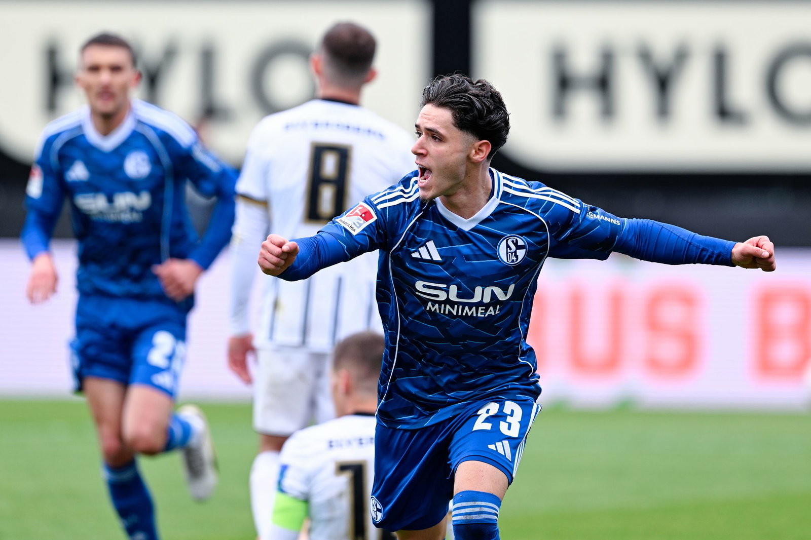 Schalke siegt in Unterzahl in Elversberg.