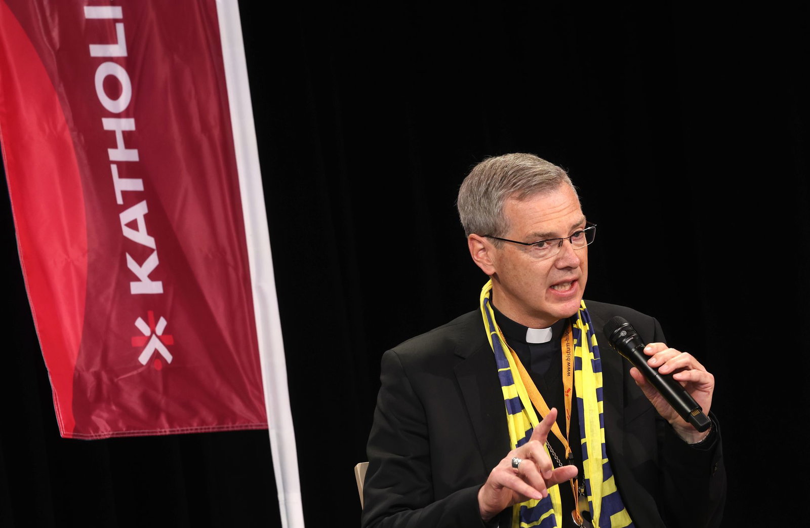 Bischof Heiner Wilmer führt die Deutsche Bischofskonferenz (DBK).